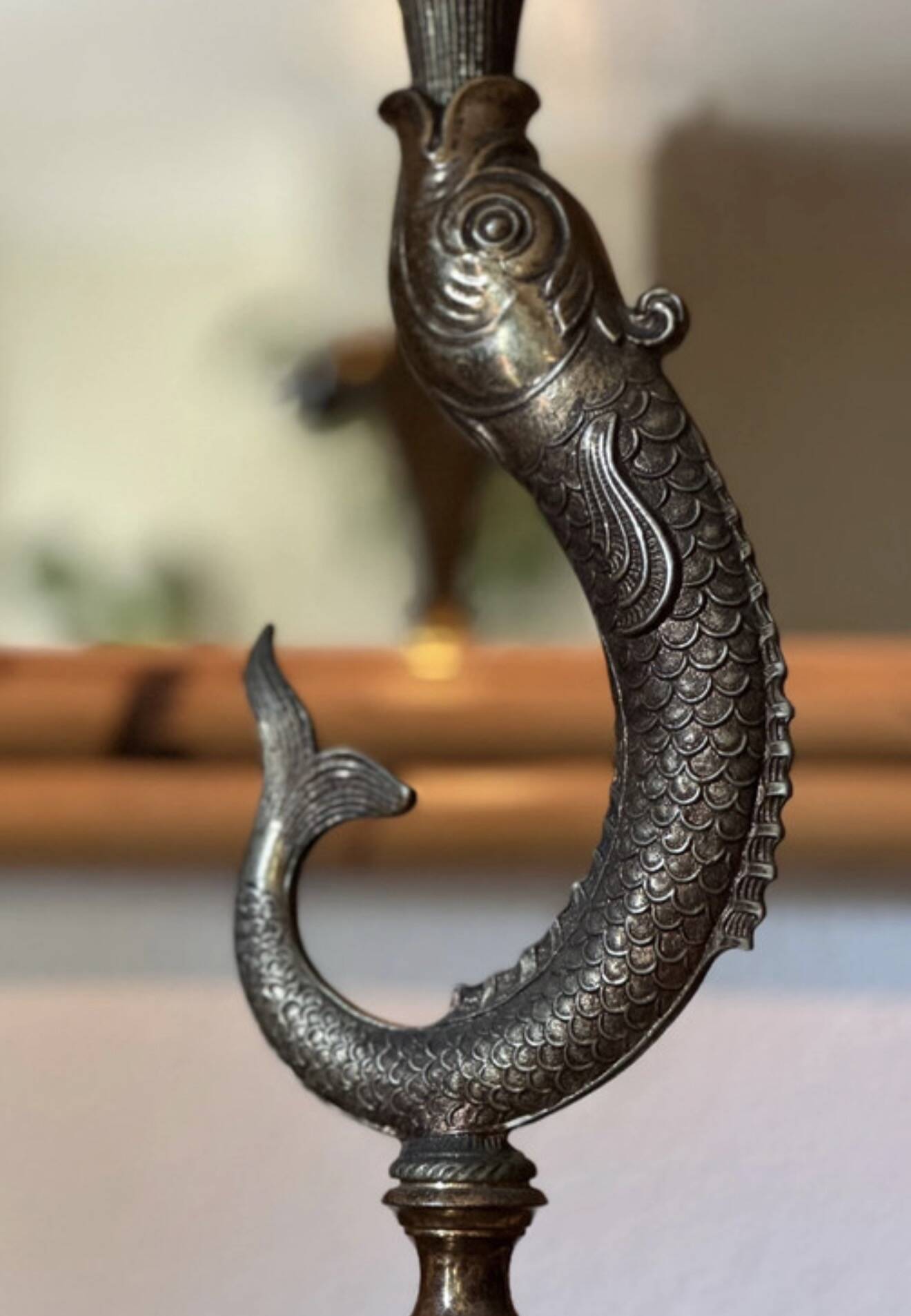 Lampe sculpturale vintage avec dauphin en bronze sur base en marbre noir -Holl