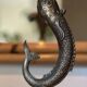 Lampe sculpturale vintage avec dauphin en bronze sur base en marbre noir -Holl