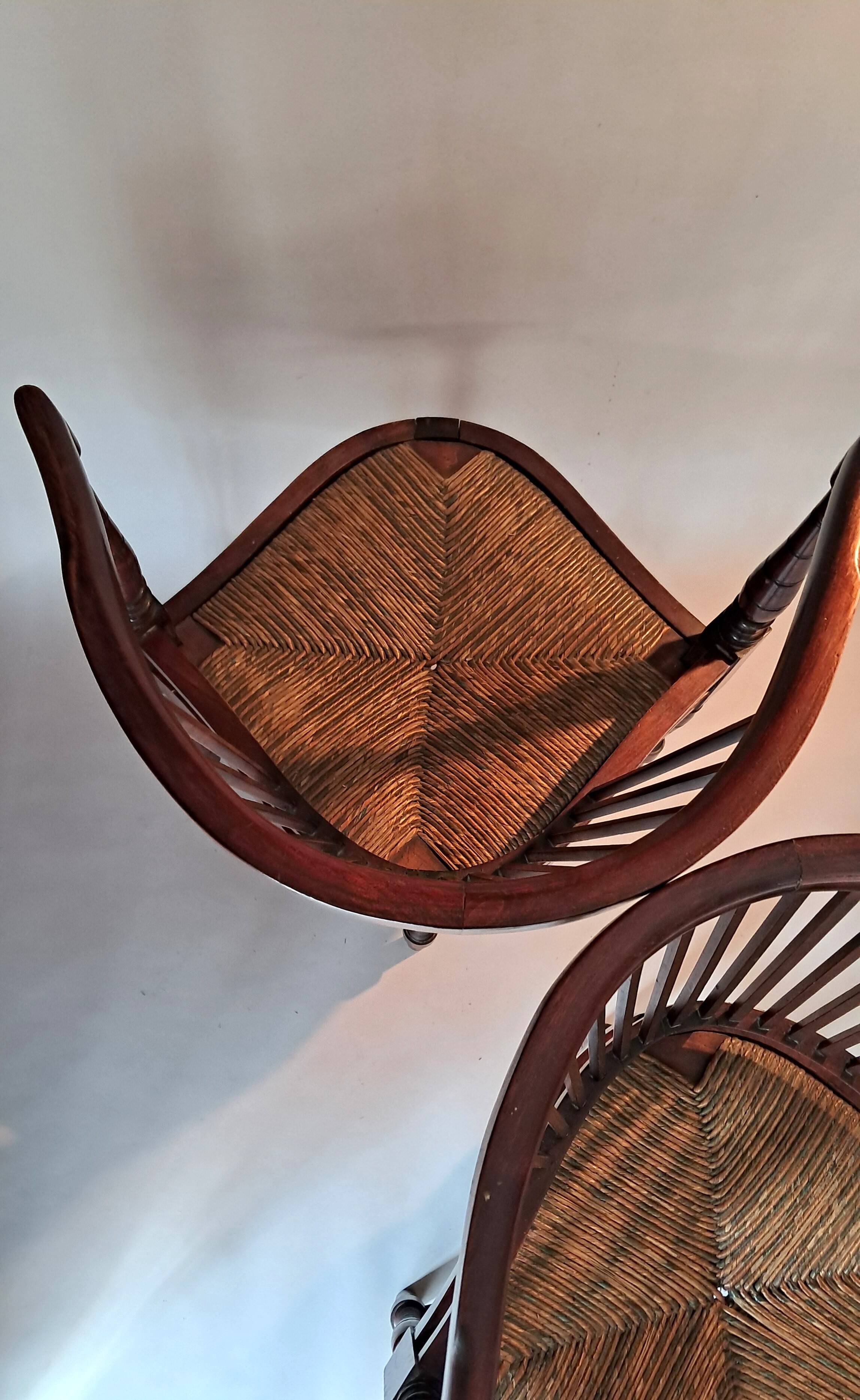 Paire de fauteuils d'angle paillés Jungerstil en acajou 1900.
