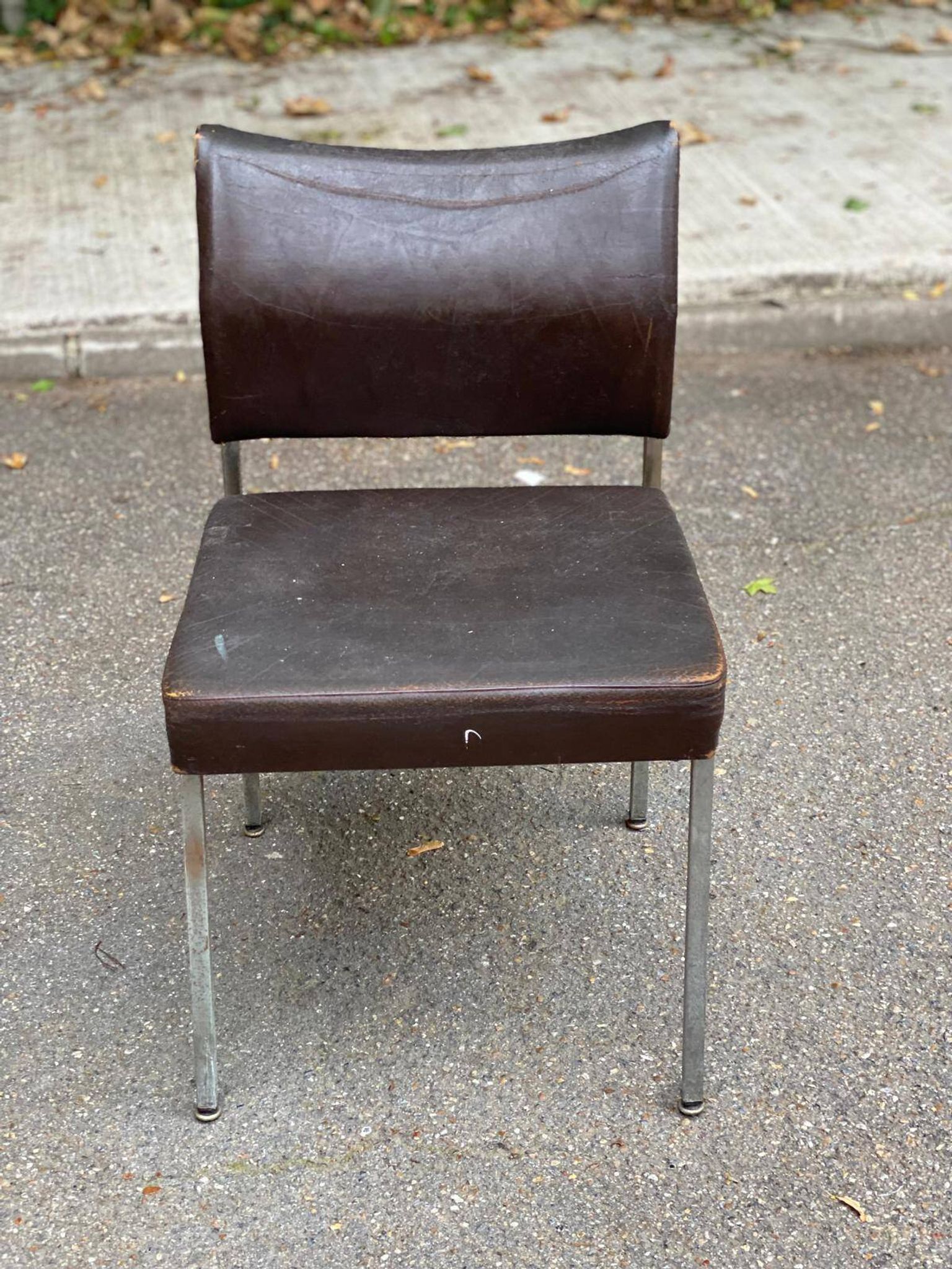 Chaise scandinave cuir skaï et acier chromé 1970