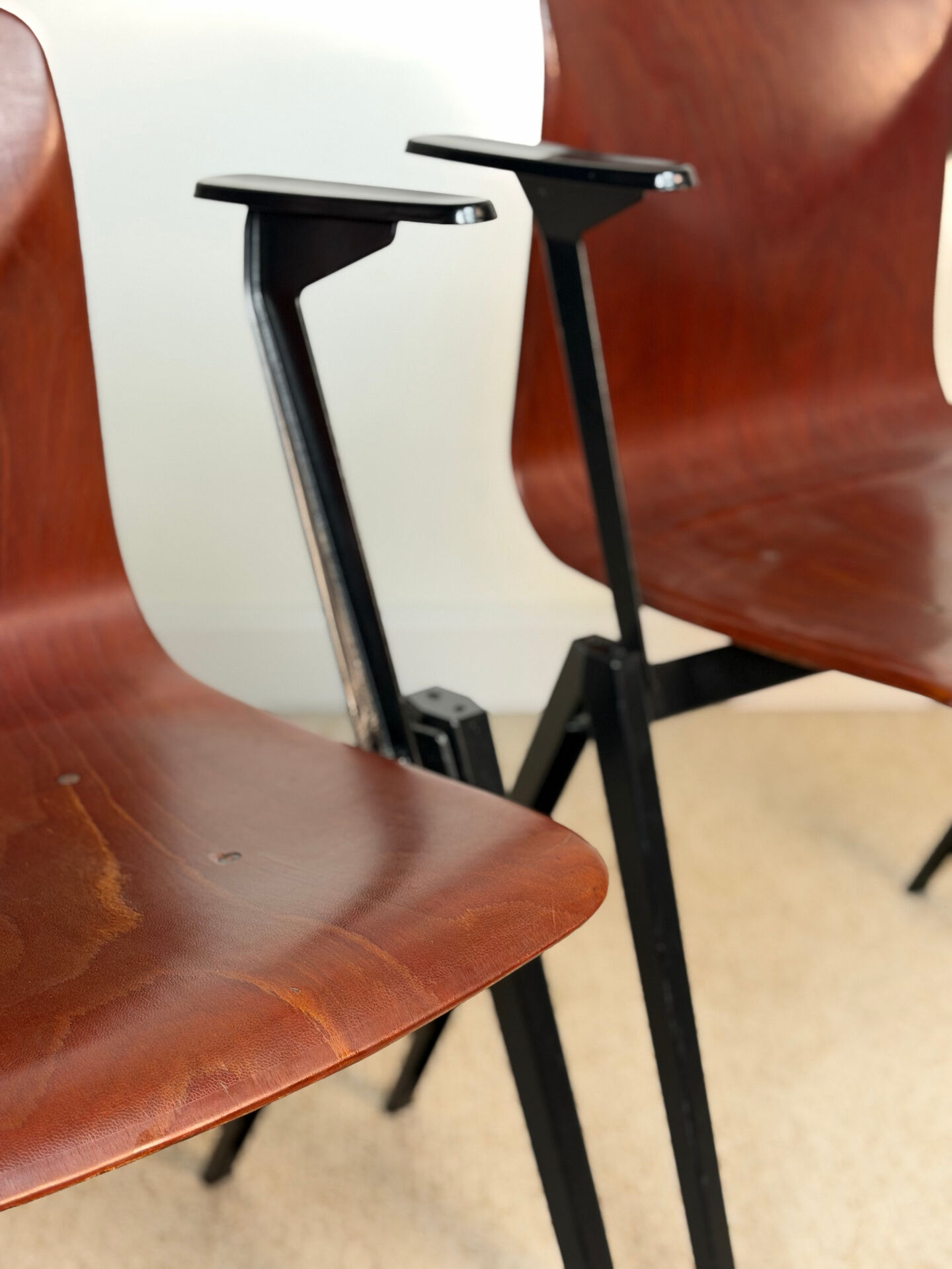 Paire de chaises éditées par Cartel de Belleville.