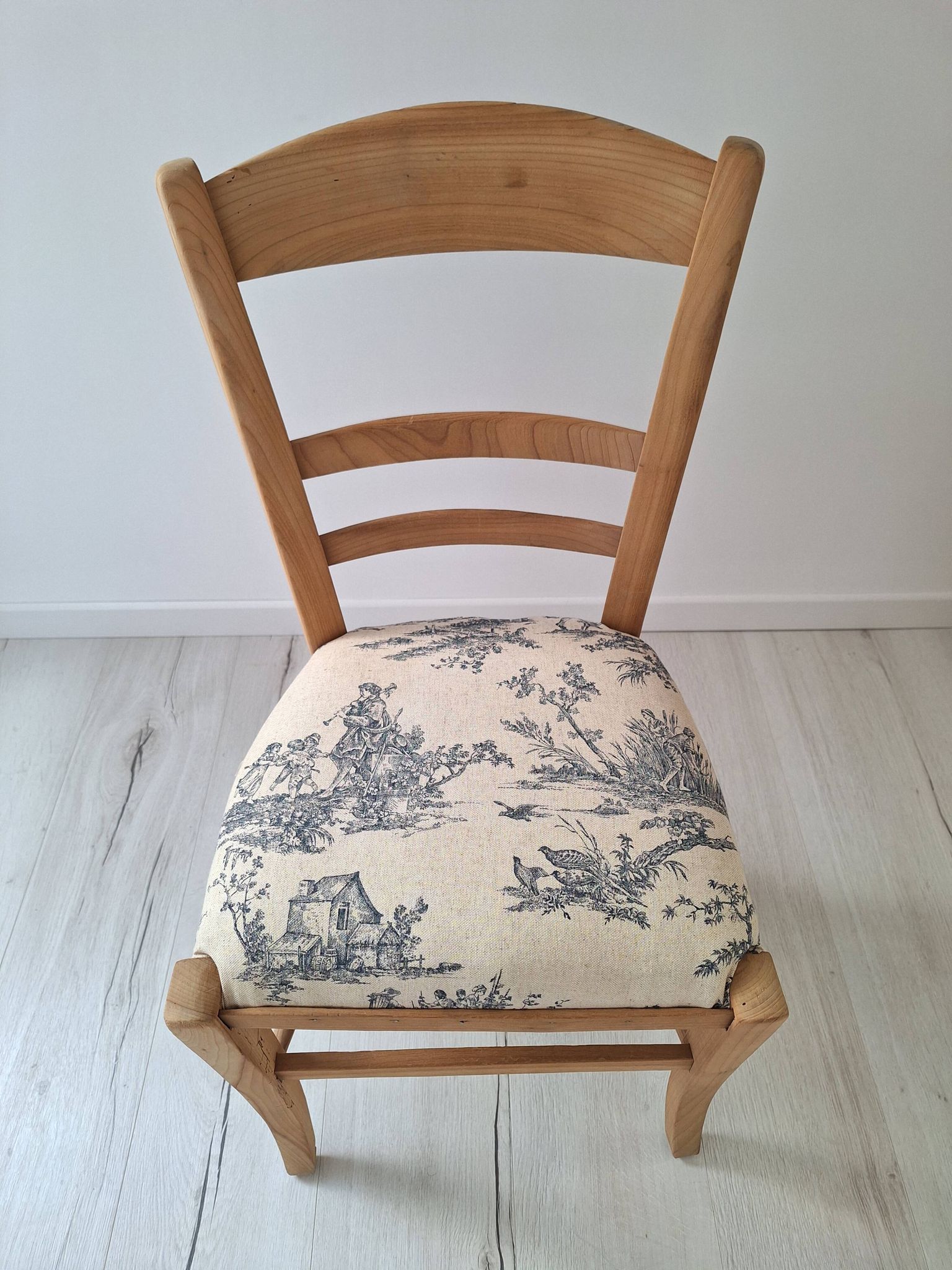 Country chair in blue toile de Jouy