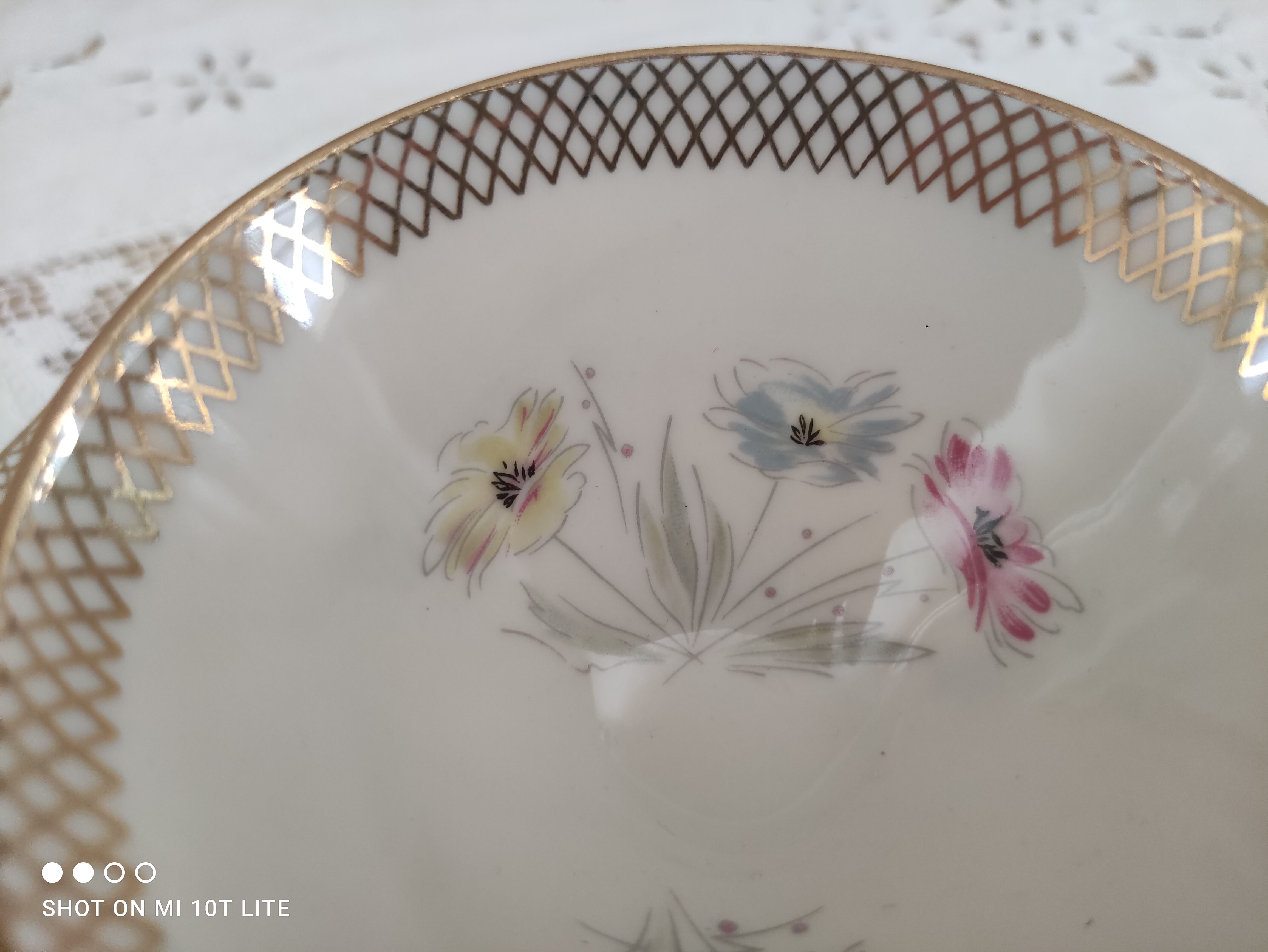 Solitaire en porcelaine Bavaria décor floral croisillons Trio tasse, sous-tasse assiette à dessert