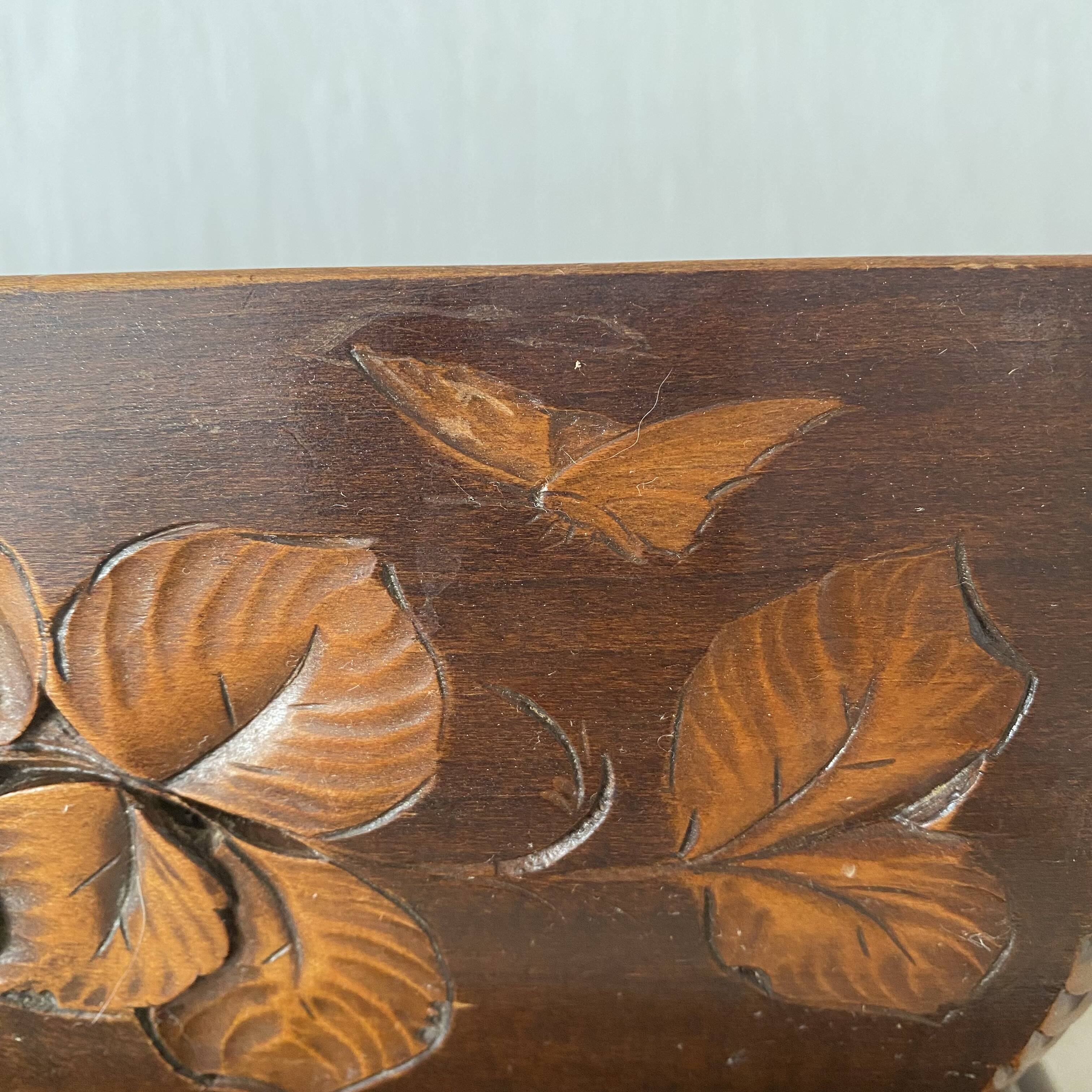 Art Deco jardinière in carved wood, decorated with roses.