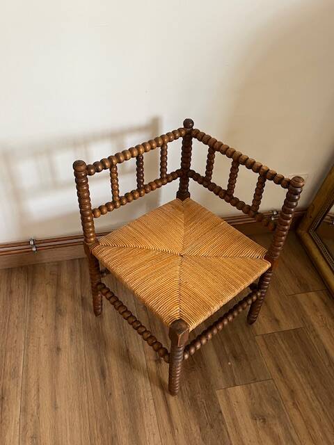 Turned wood corner chair