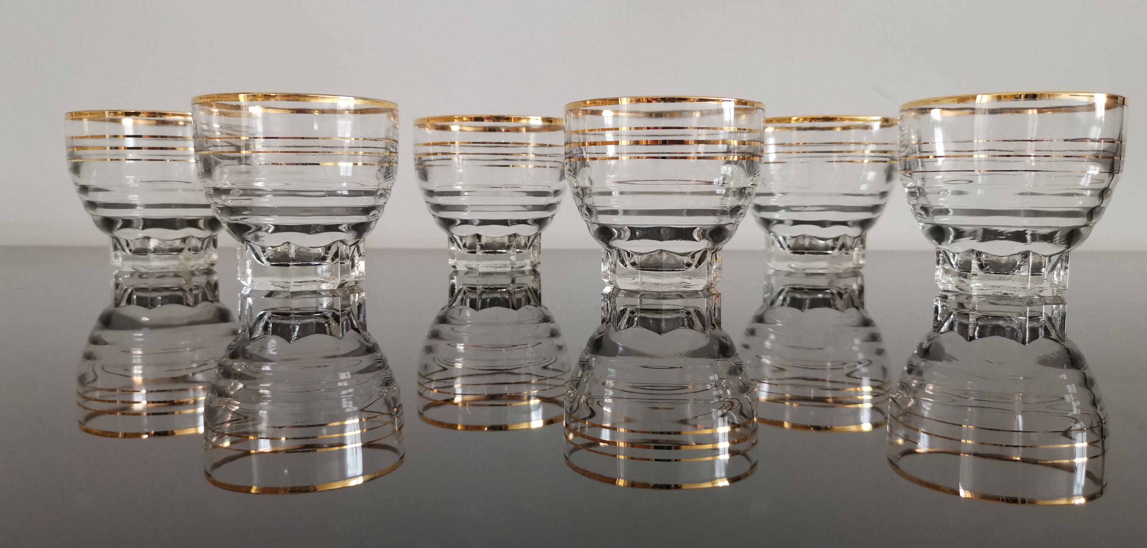 6 transparent glass cups with gold edging