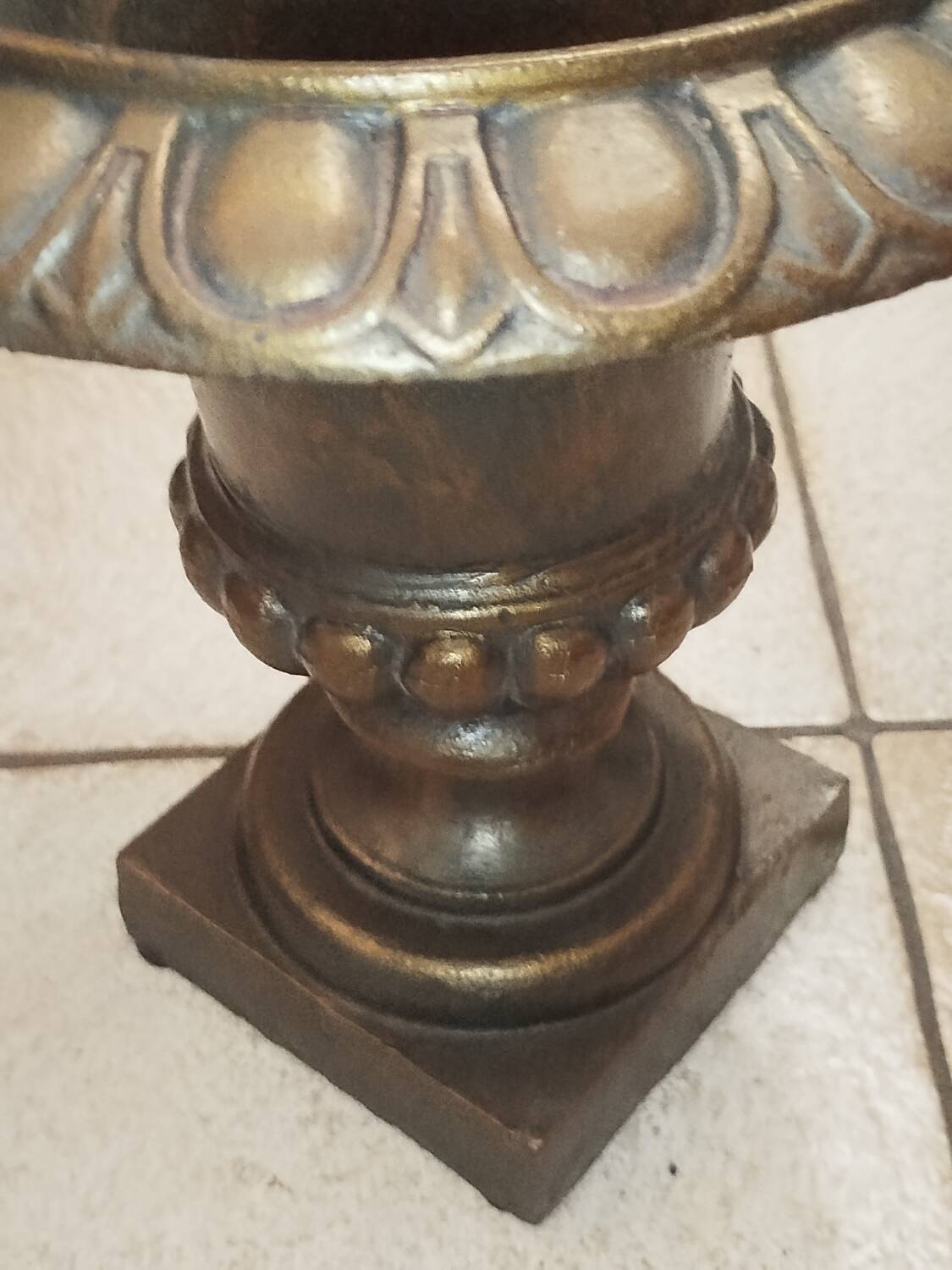 Medici vase 30 cm in cast iron 19th century  
Golden patina