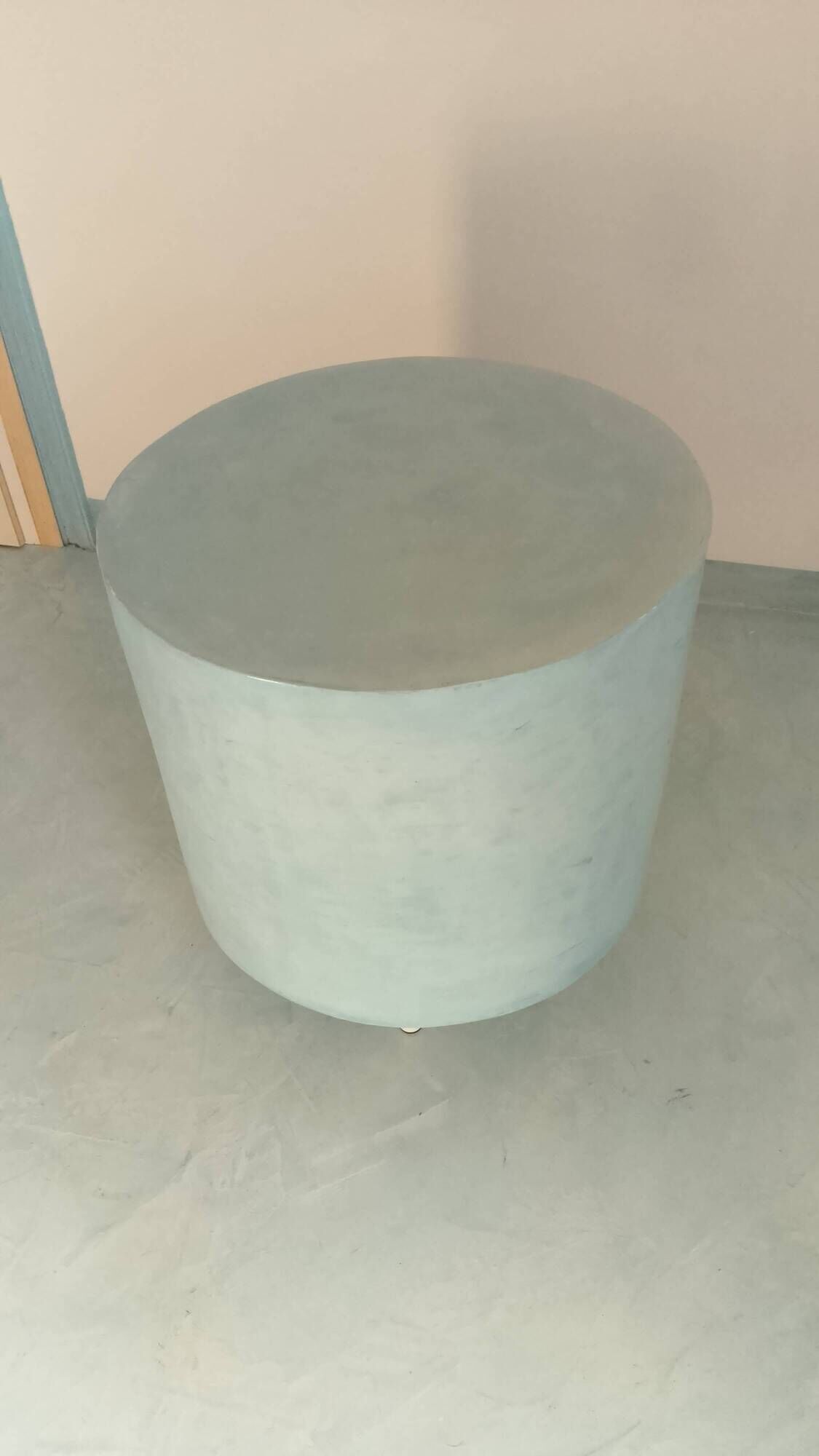 Pastel blue cylindrical coffee table "Tambour" – Artisan design.