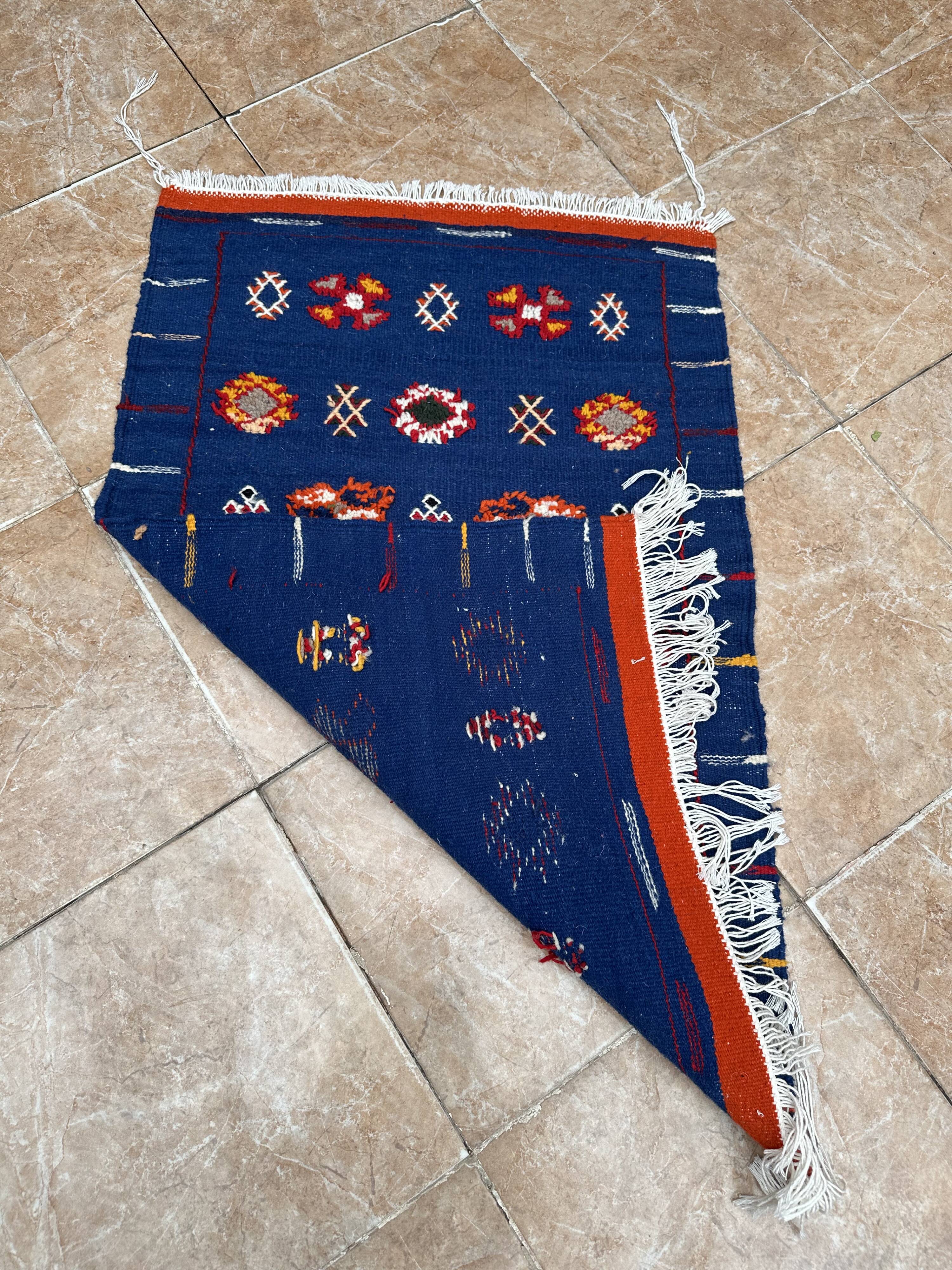 Moroccan Berber rug handwoven: small wool kilim