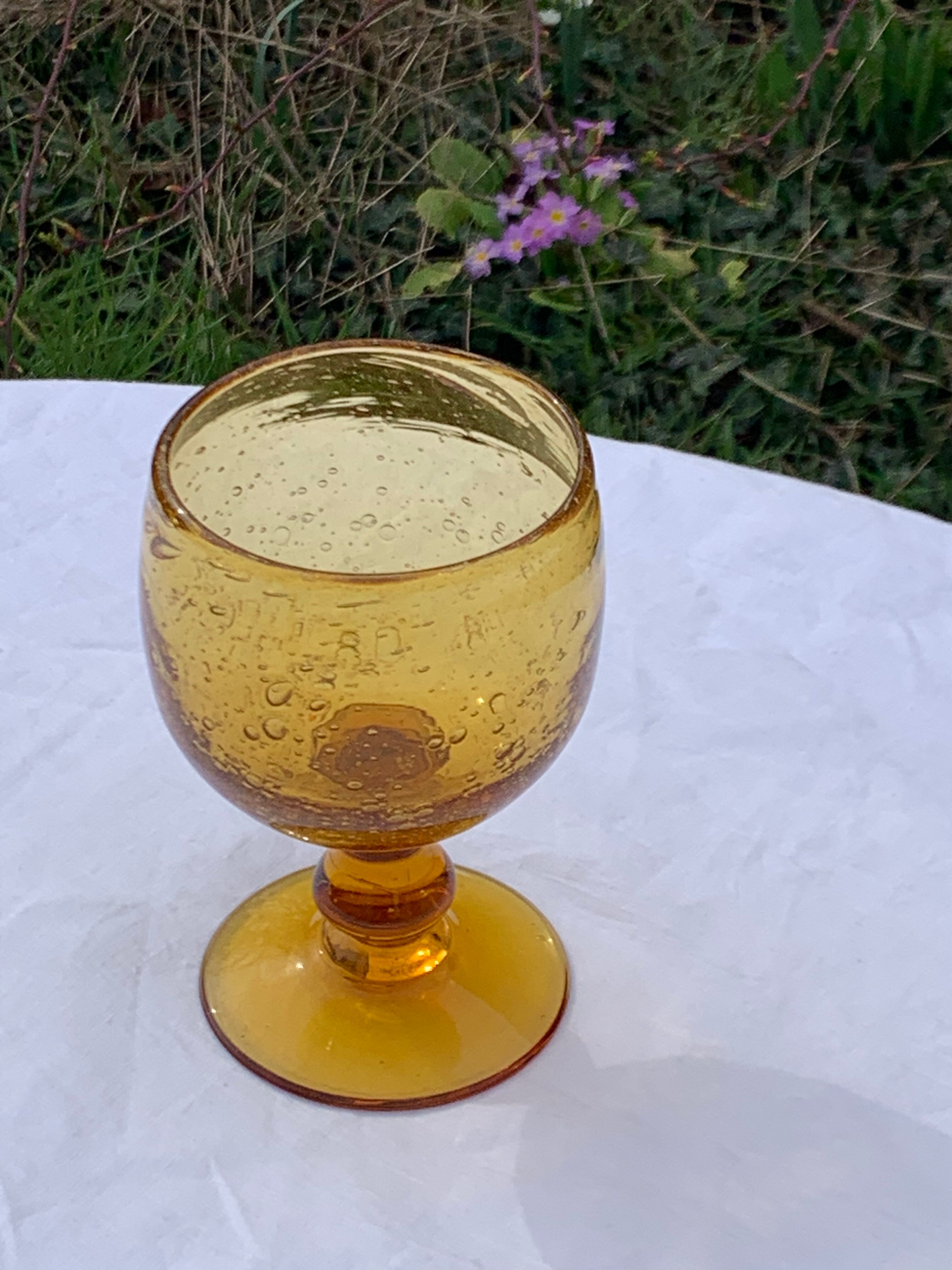 5 wine glasses in blown glass and vintage golden yellow bubble
