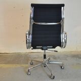 Armchair model EA119 of Charles and Ray Eames, Vitra edition