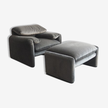 Fauteuil et son repose pied design conçu par Vigo Magistretti pour Cassina  années 70