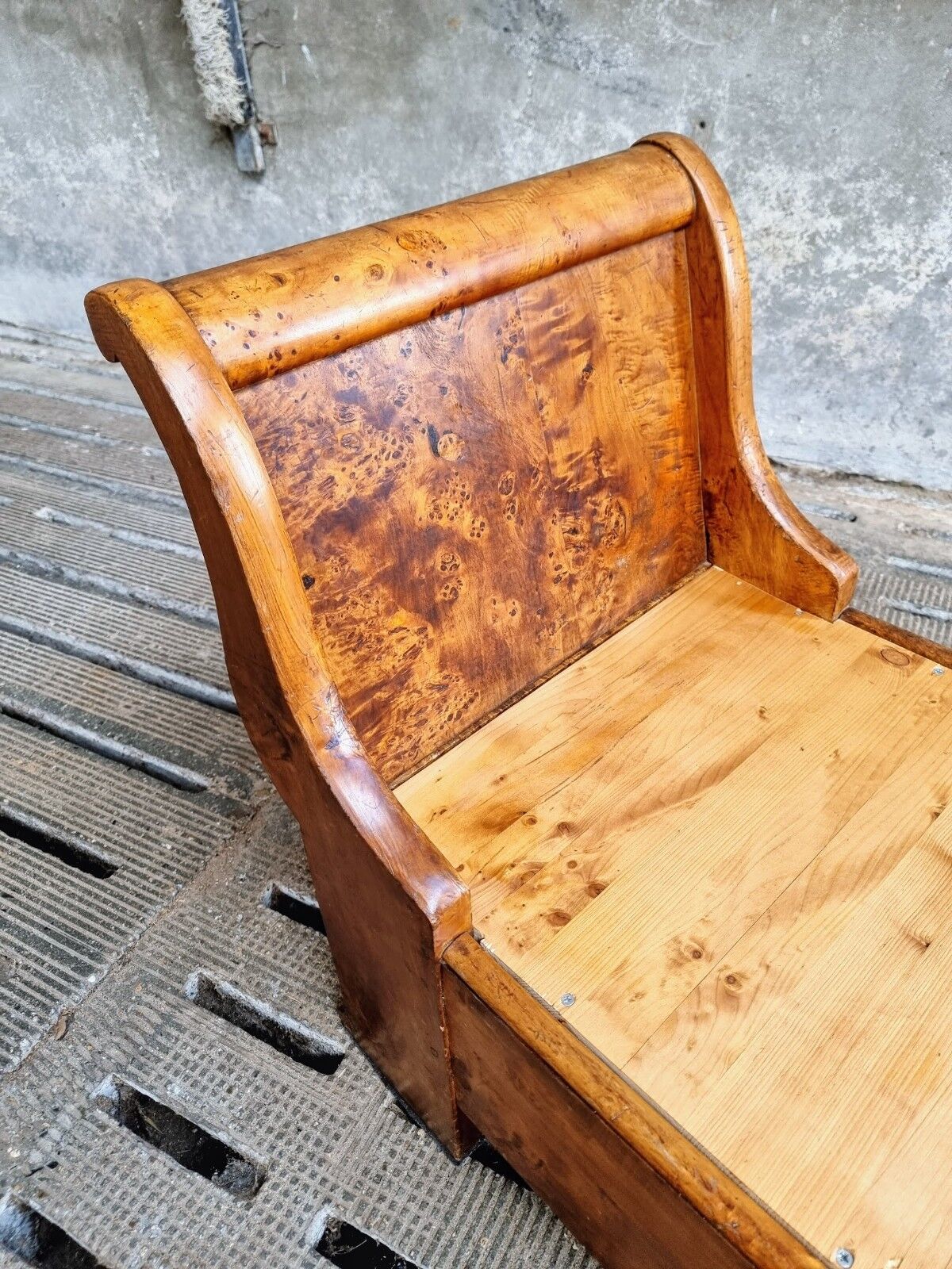 Antique chaise longue daybed Empire style walnut