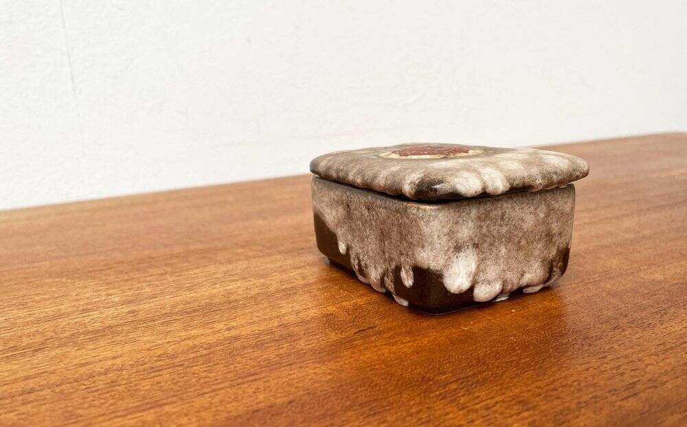 West German pottery box, fat lava WGP from the mid-century with lid, 1960s.