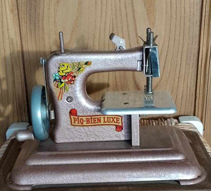 Jouet vintage machine à coudre tôle bleue avec tiroir - Antiquités