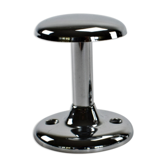 2 chrome metal hooks