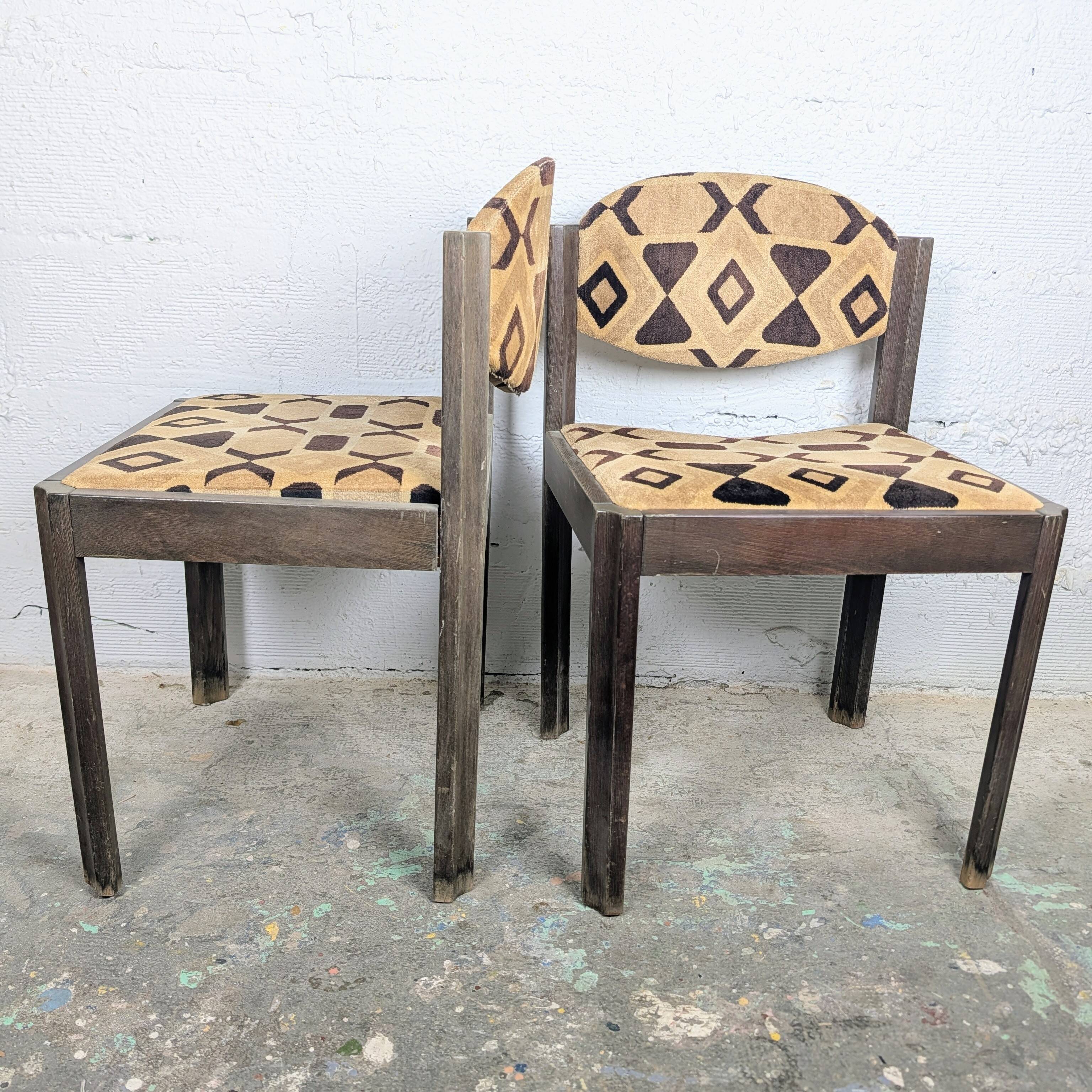 Pair of vintage chairs with geometric graphic fabric – 1970s