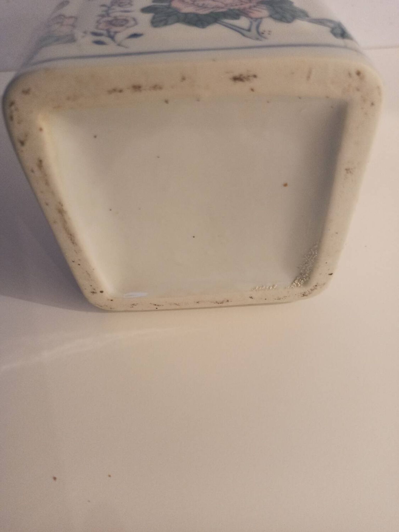 Bonbonnière à motifs asiatiques en porcelaine