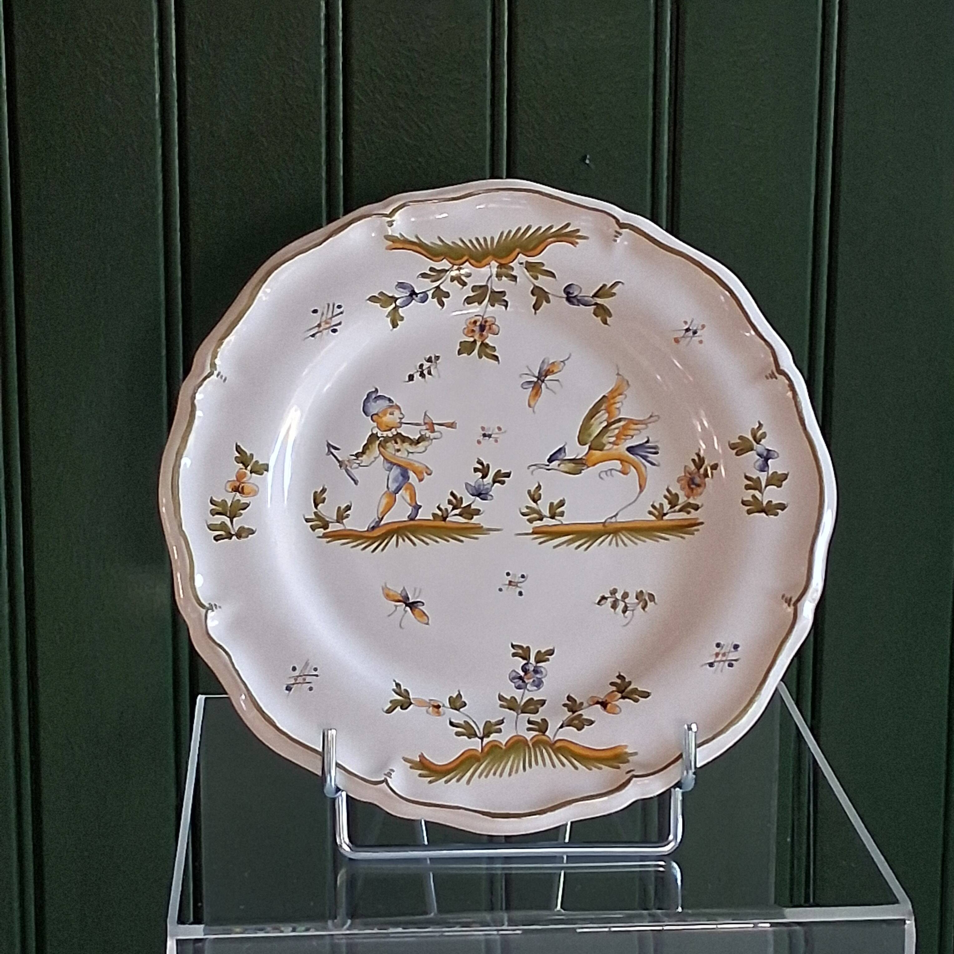 Moustiers scalloped plate in very good condition.