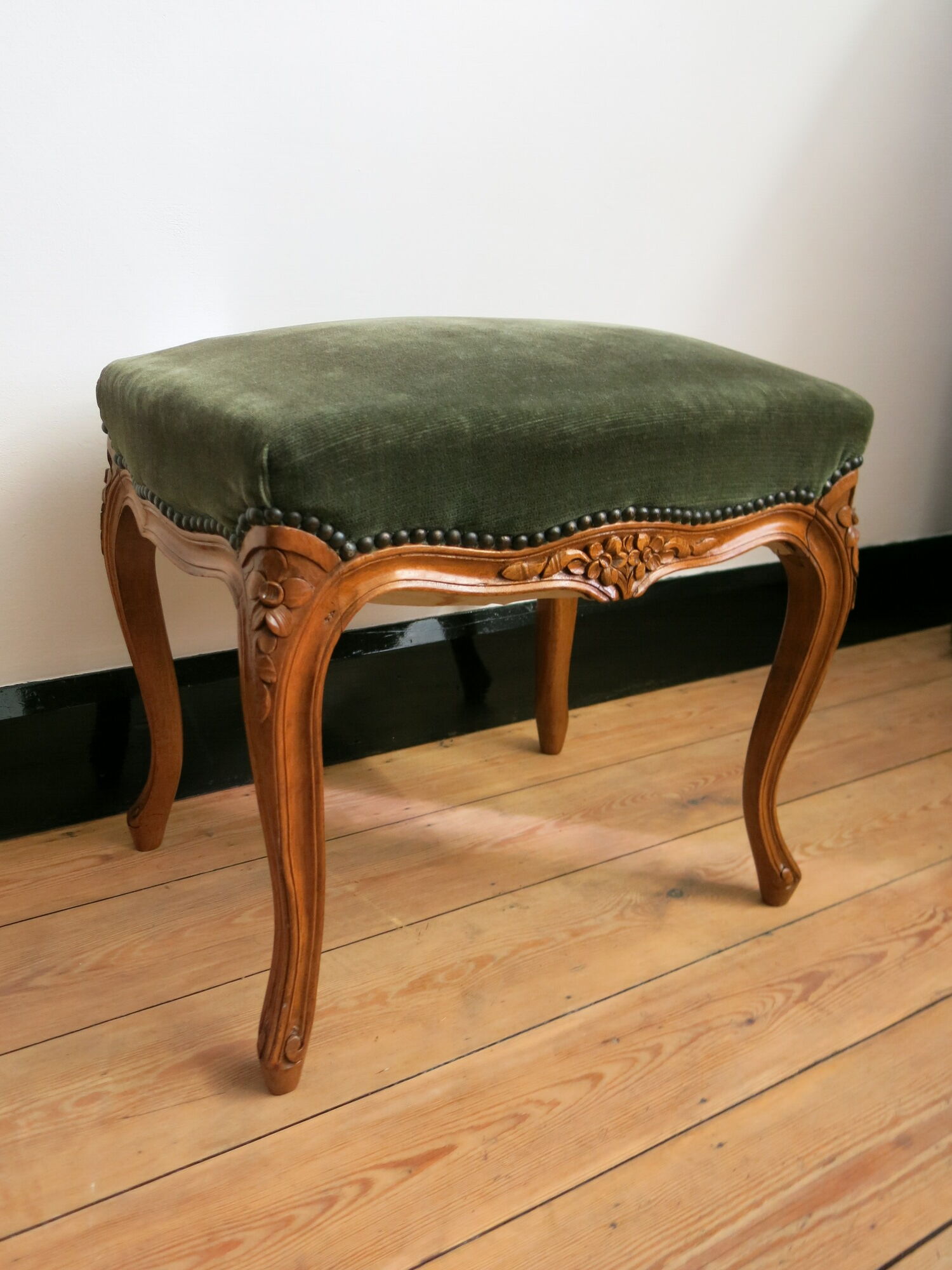 Louis XV footrest in carved wood and green velvet