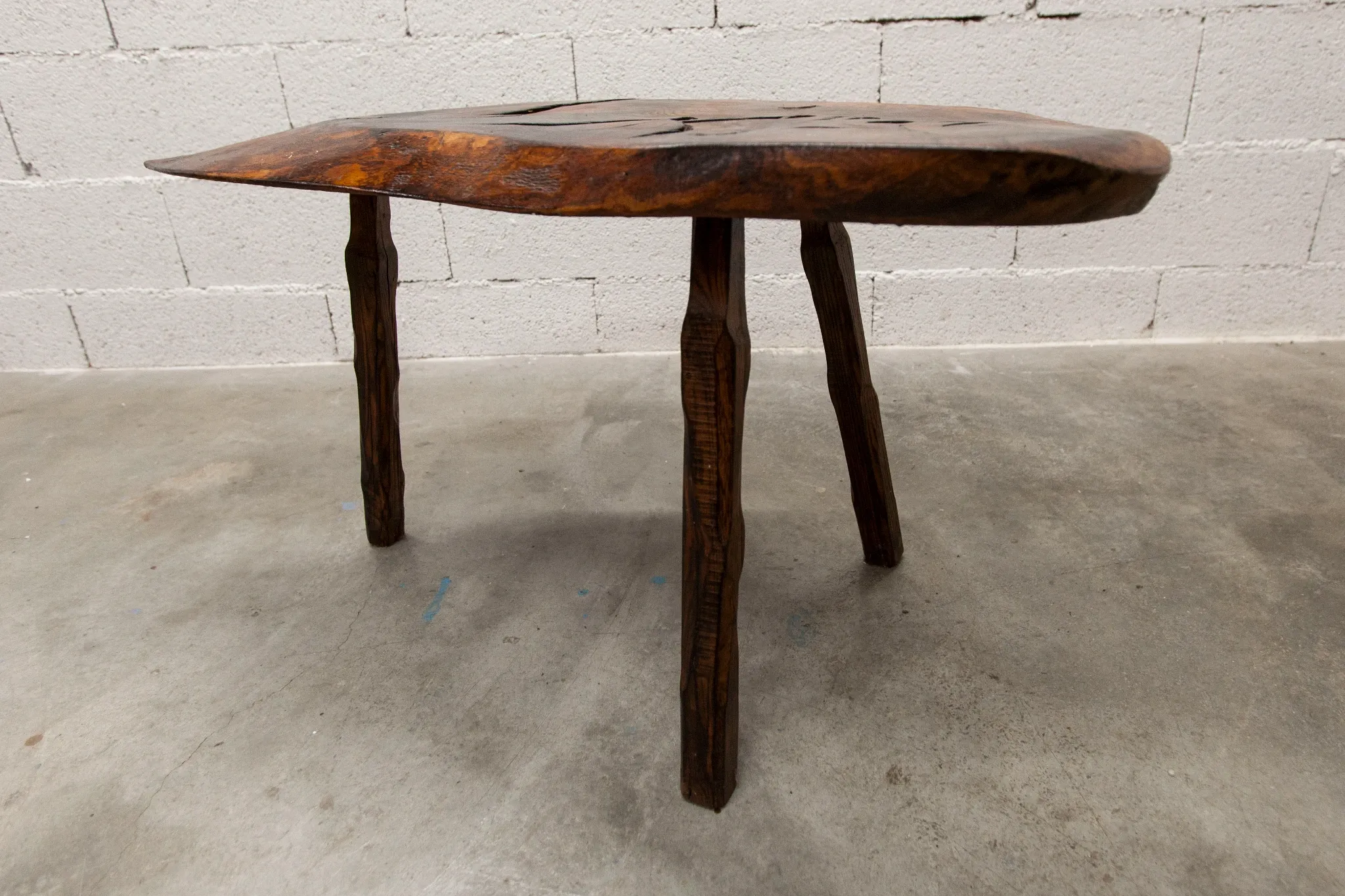 Table basse ou d'appoint brutaliste tripode asymétrique atypique 1960