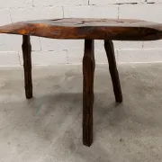 Table basse ou d'appoint brutaliste tripode asymétrique atypique 1960