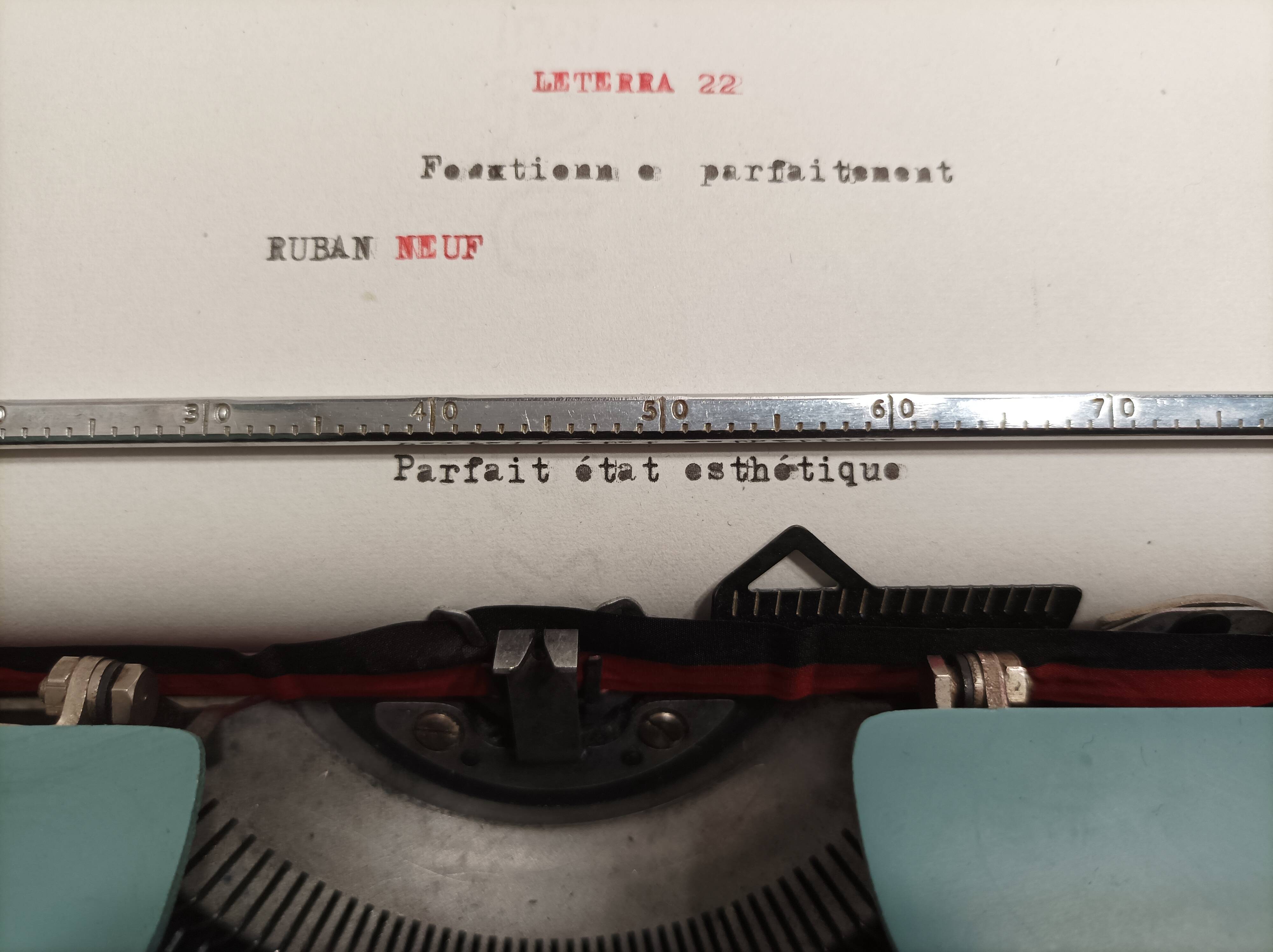 Olivetti lettera 32 typewriter