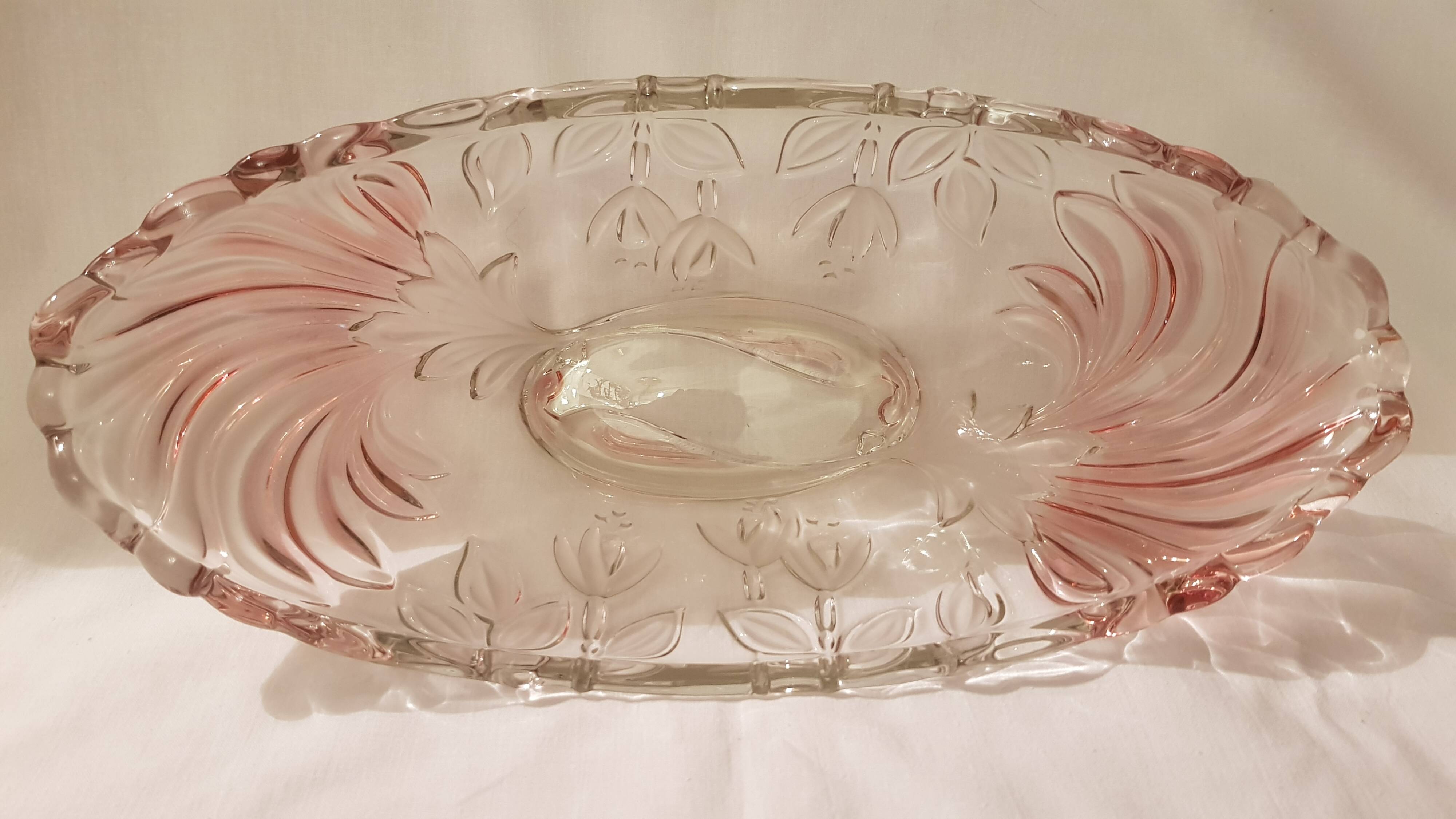 Oval bowl in crystal and frosted glass, pink and frosted.