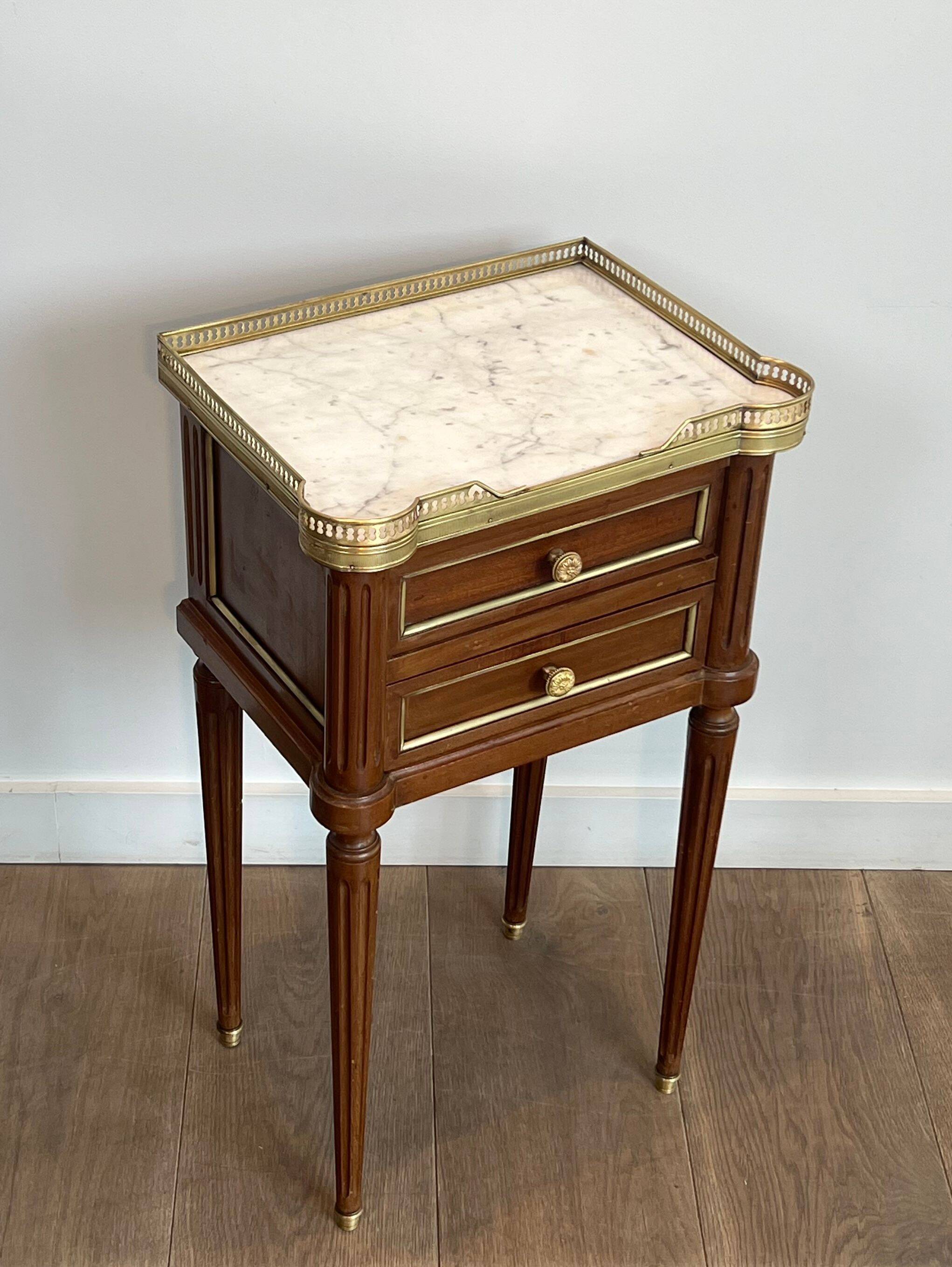 Pair of mahogany and brass side tables or bedside tables with Carrara marble tops.