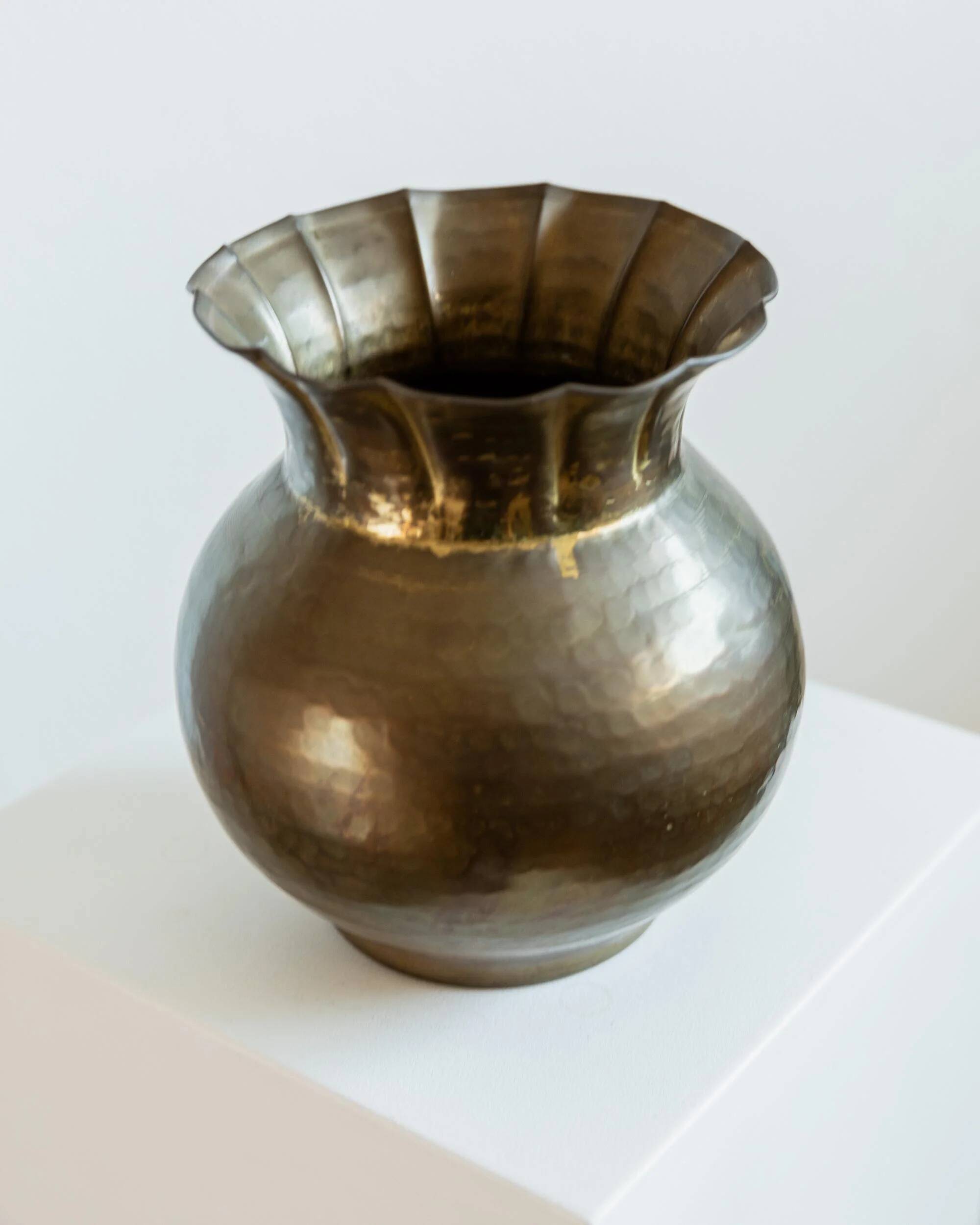Vase vintage en laiton des années 1960, forme sphérique avec bord ondulé