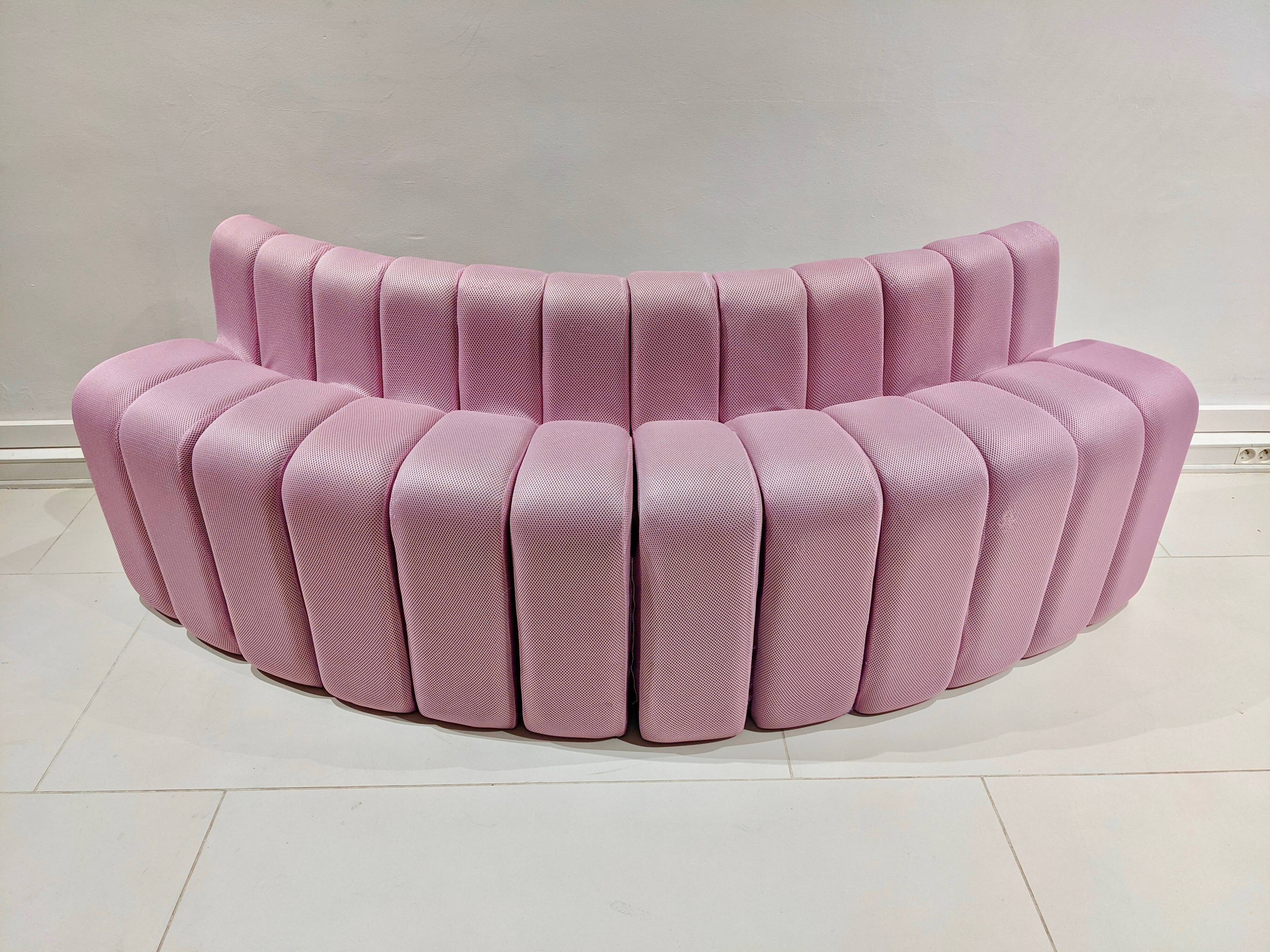 Extra sofa in pink net fabric