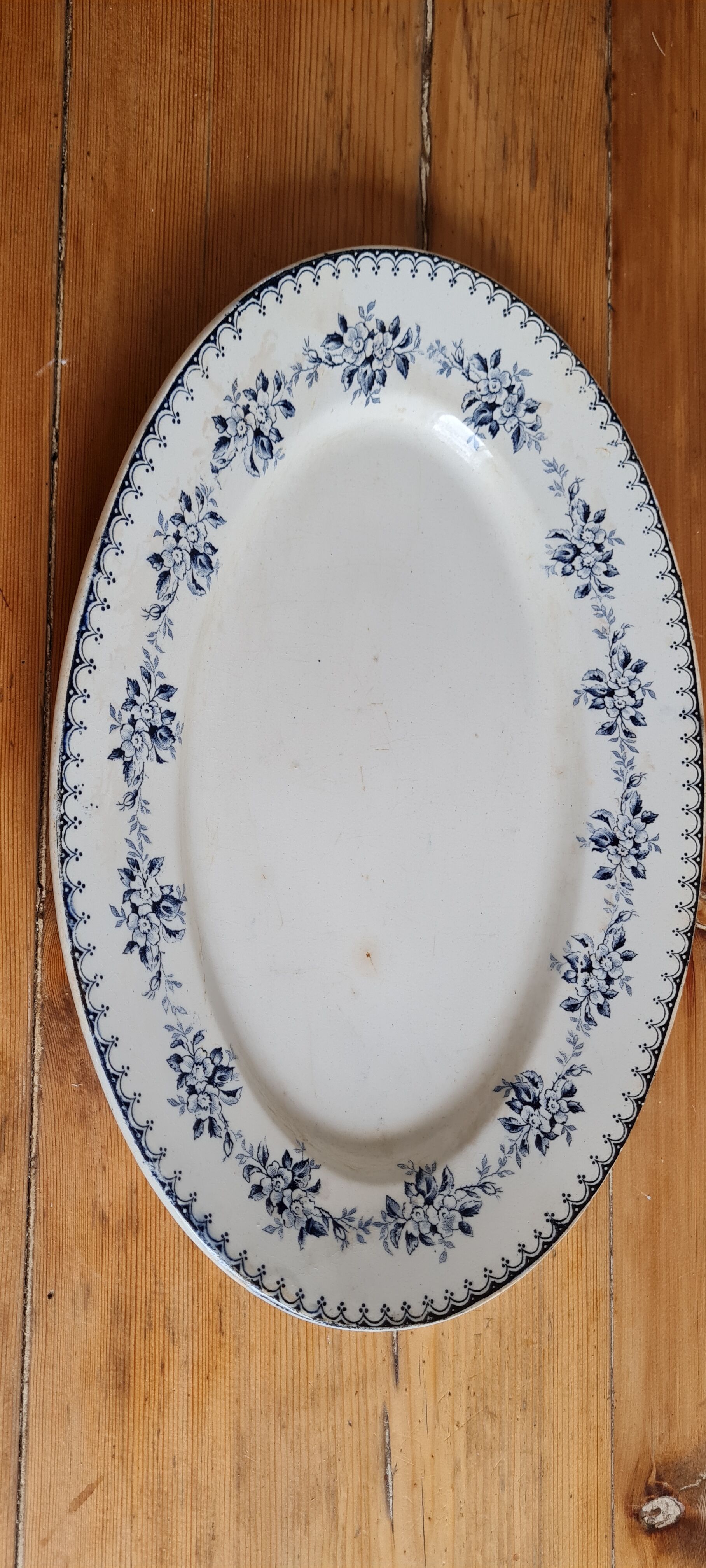 Oval serving dish in iron earth