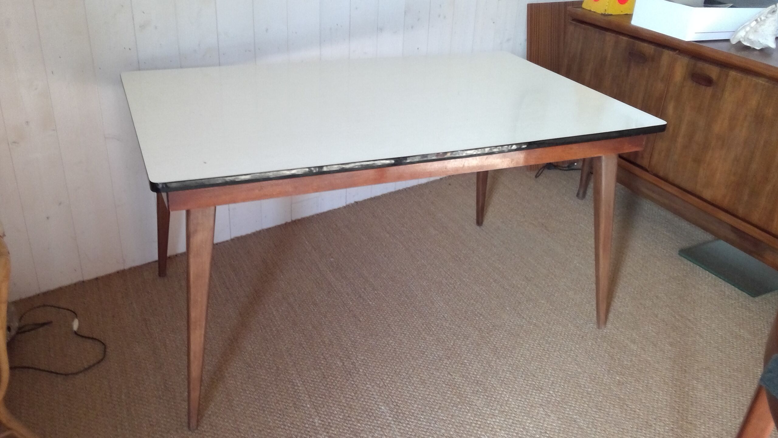 Table en formica à pieds compas