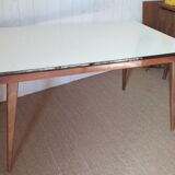 Table en formica à pieds compas