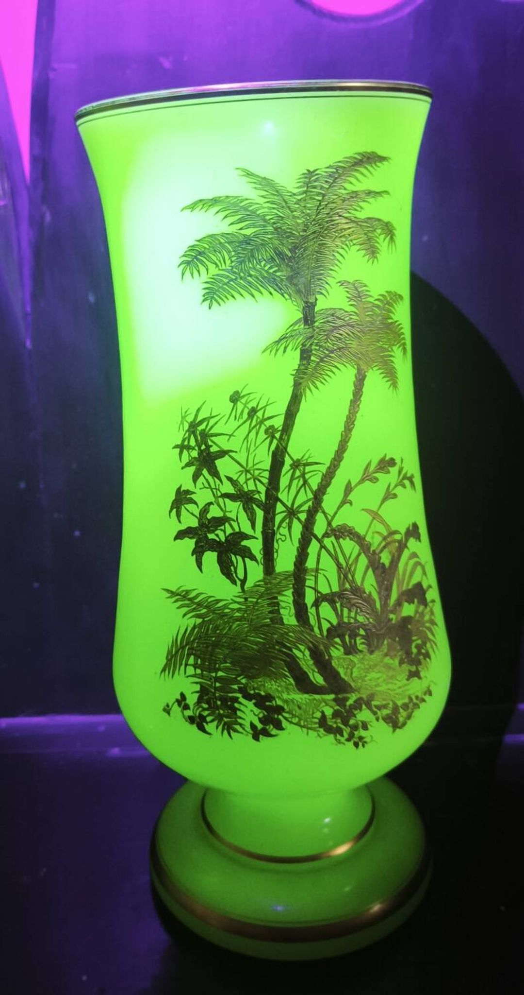 Opaline vase with palm tree decoration in gold (ouraline)