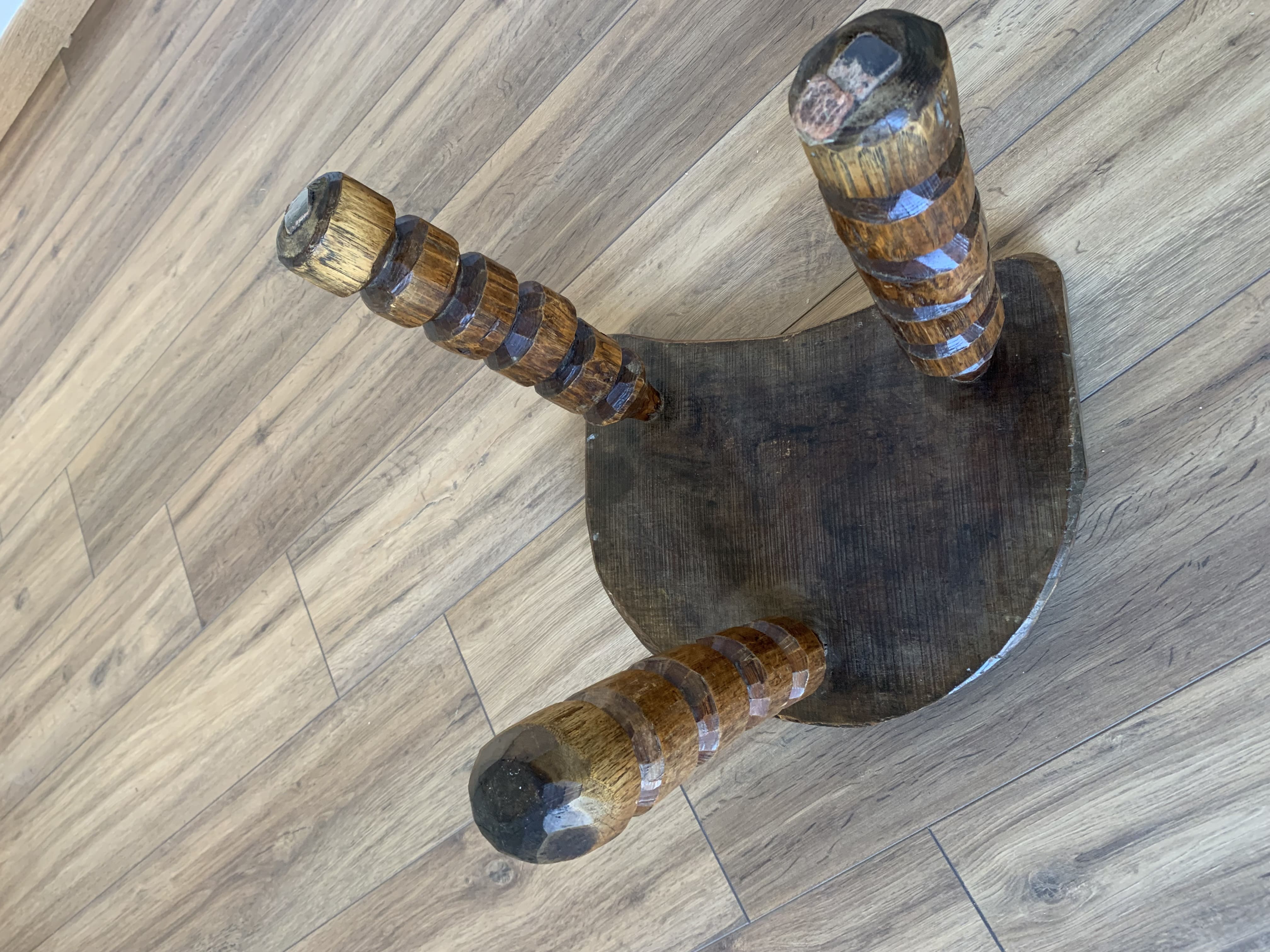 Tabouret tripode pieds taillés