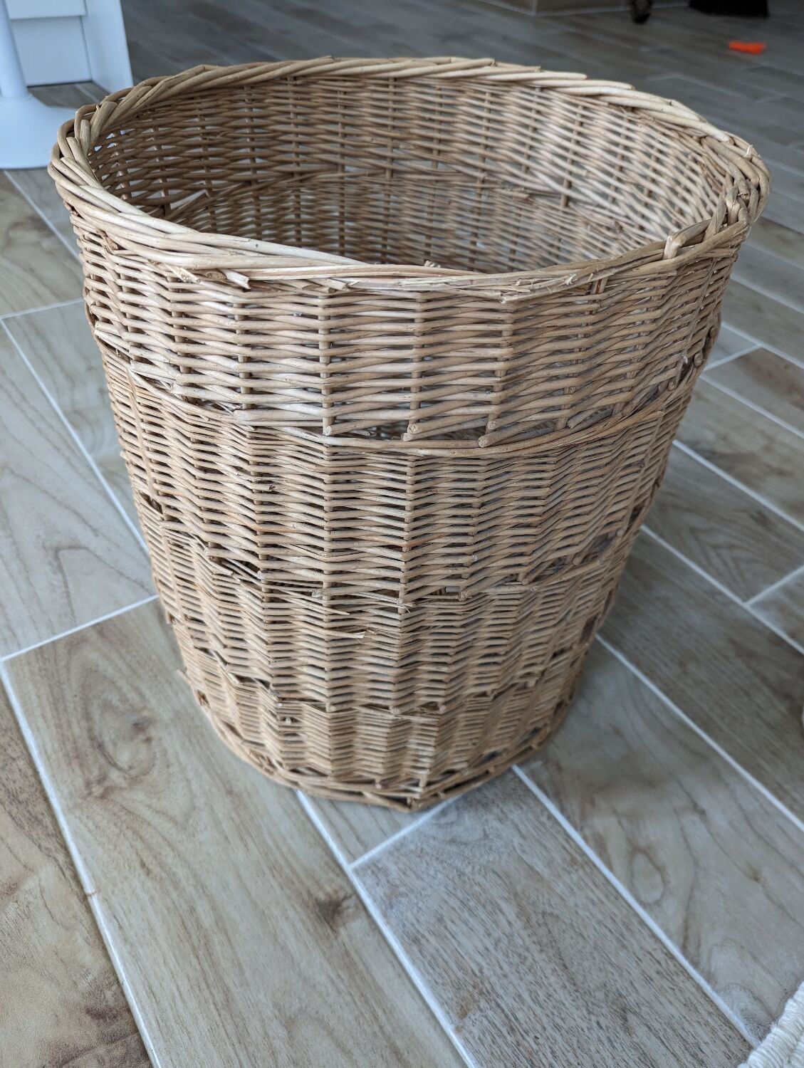 Wicker laundry basket