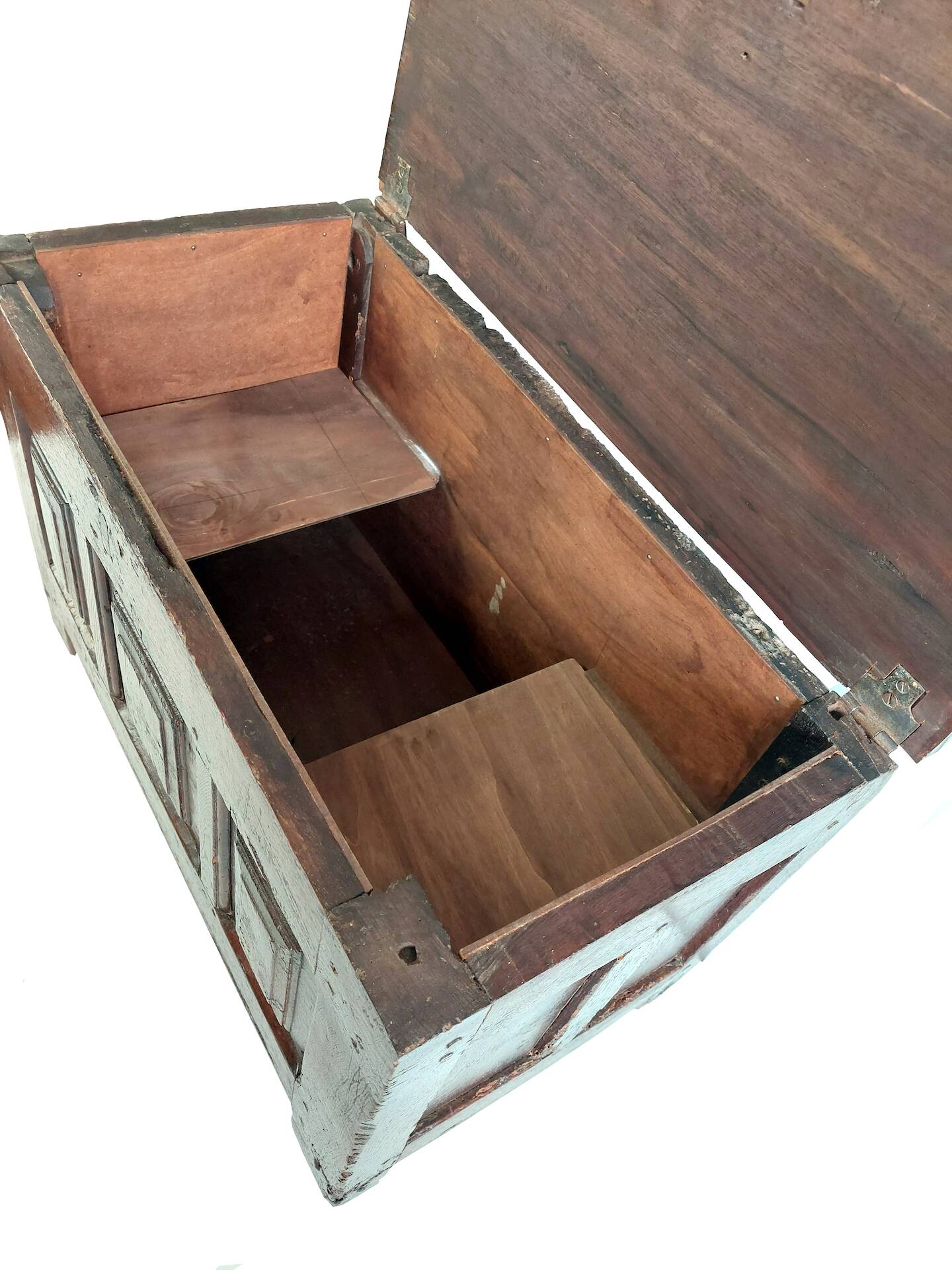 Solid oak chest from the early 17th century