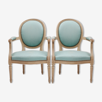 Paire de fauteuils médaillon couleur bleu turquoise de style Louis XVI