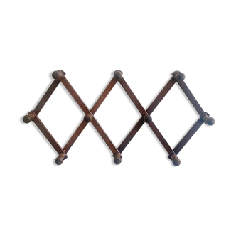 Extendable coat rack