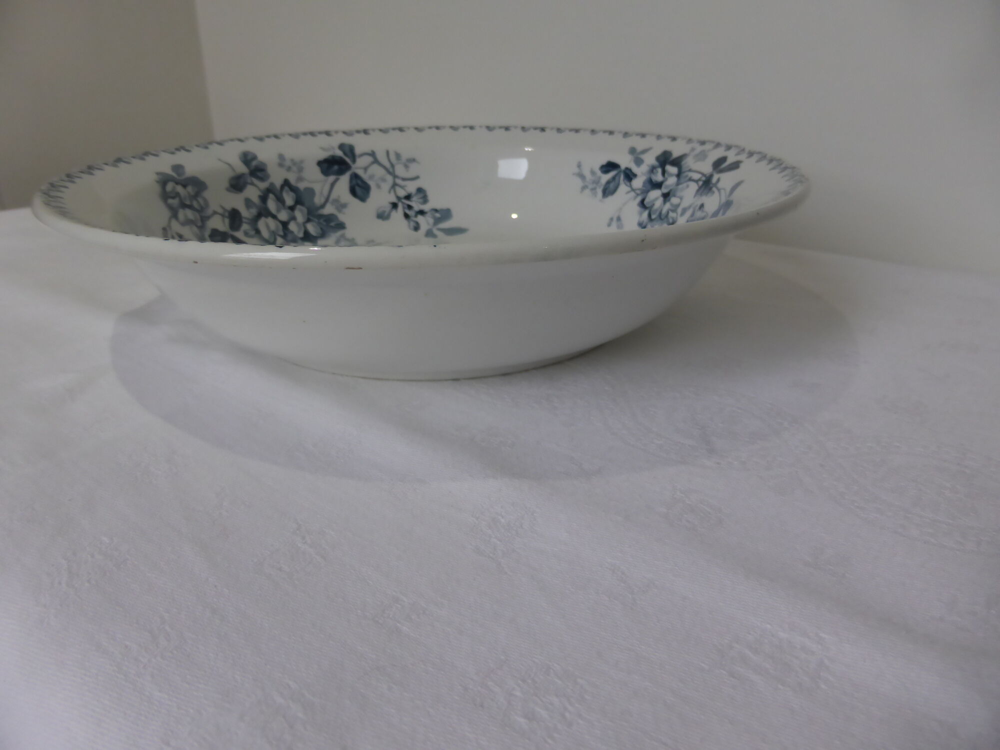 Round and hollow service dish in St Amand iron earth and Hamage model Acacia