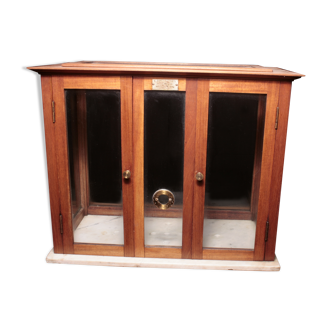 Display case to be placed with or without laboratory scales
