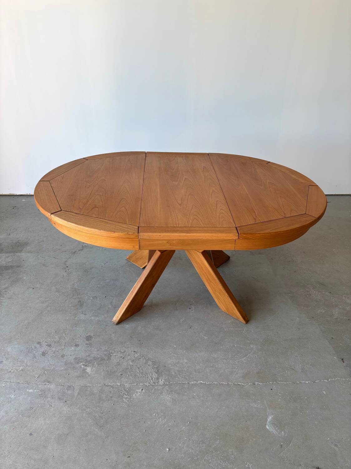 Vintage style extendable oval dining table in solid elm