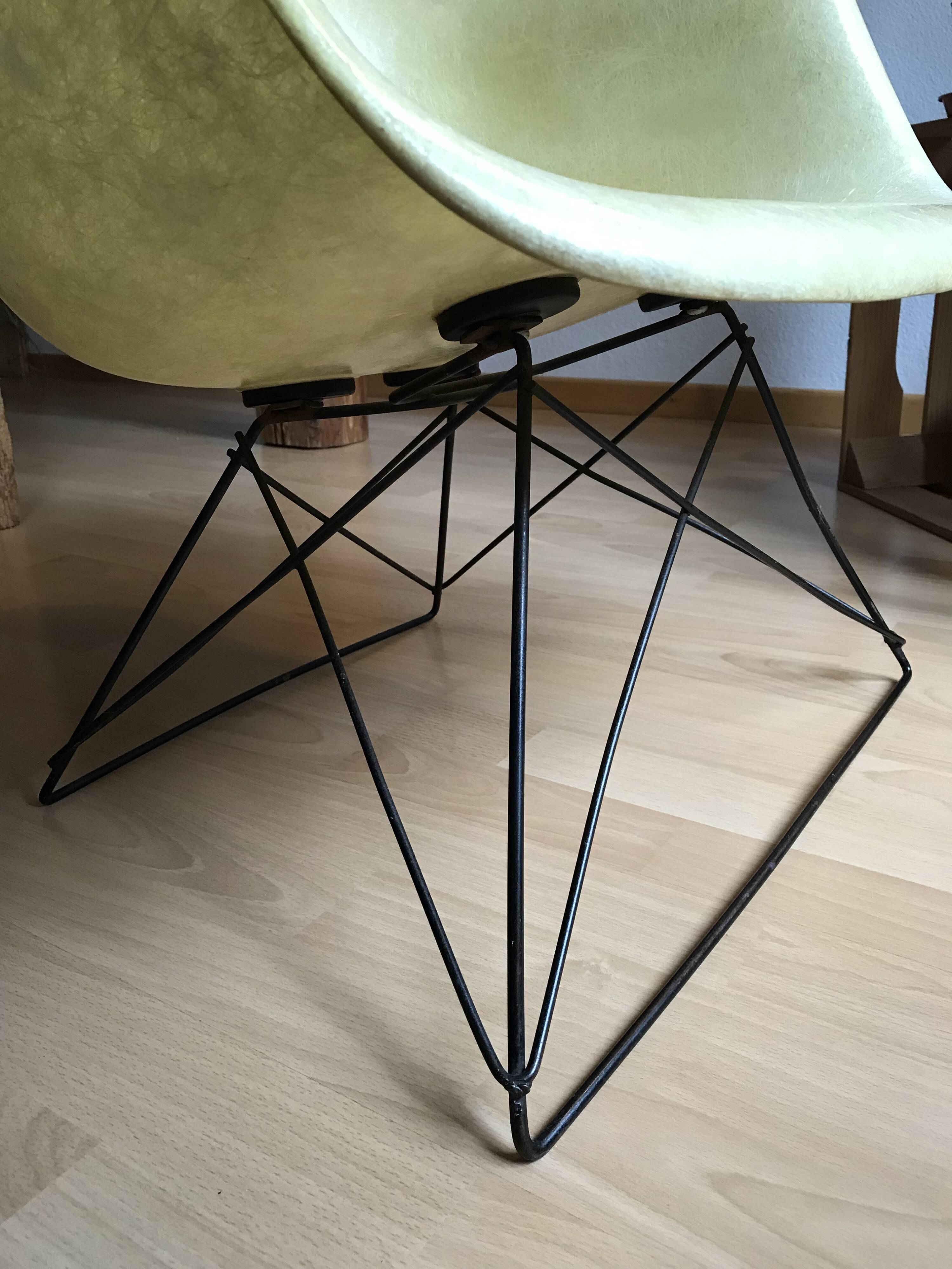 Armchair C&R Eames LAR