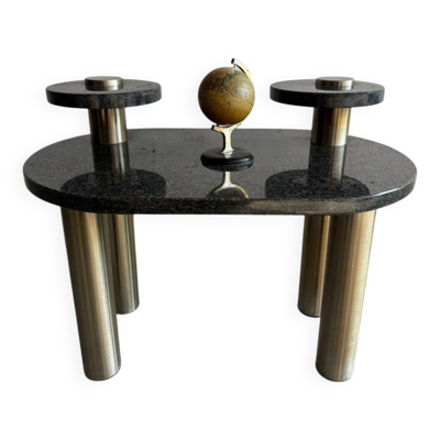 Table basse Memphis en granit noir/gris et acier inoxydable brossé — table sculpturale à deux niveaux dans un style postmoderne des années 1980