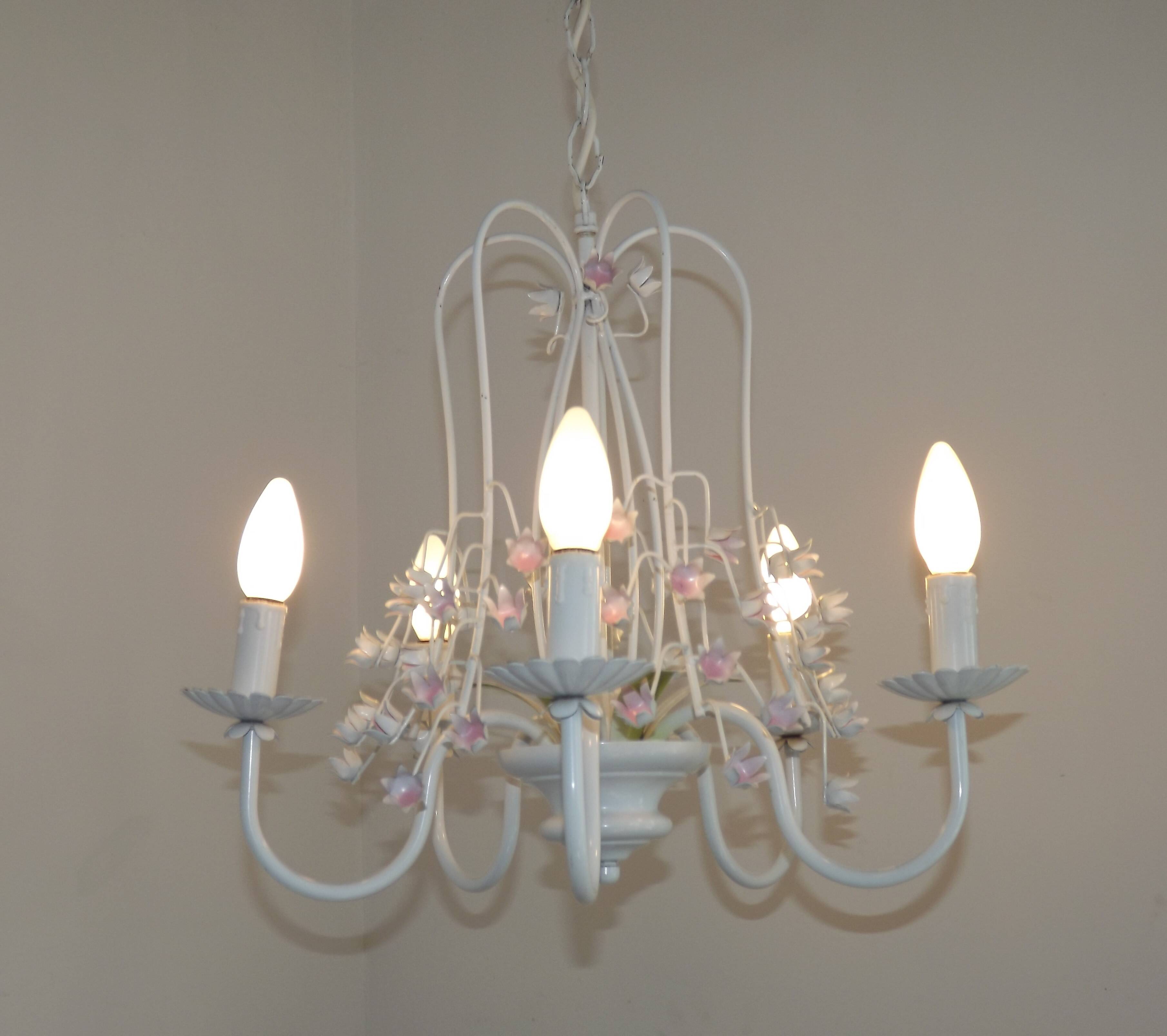 Chandelier vintage en métal blanc à 5 lumières avec des fleurs de glycine roses.