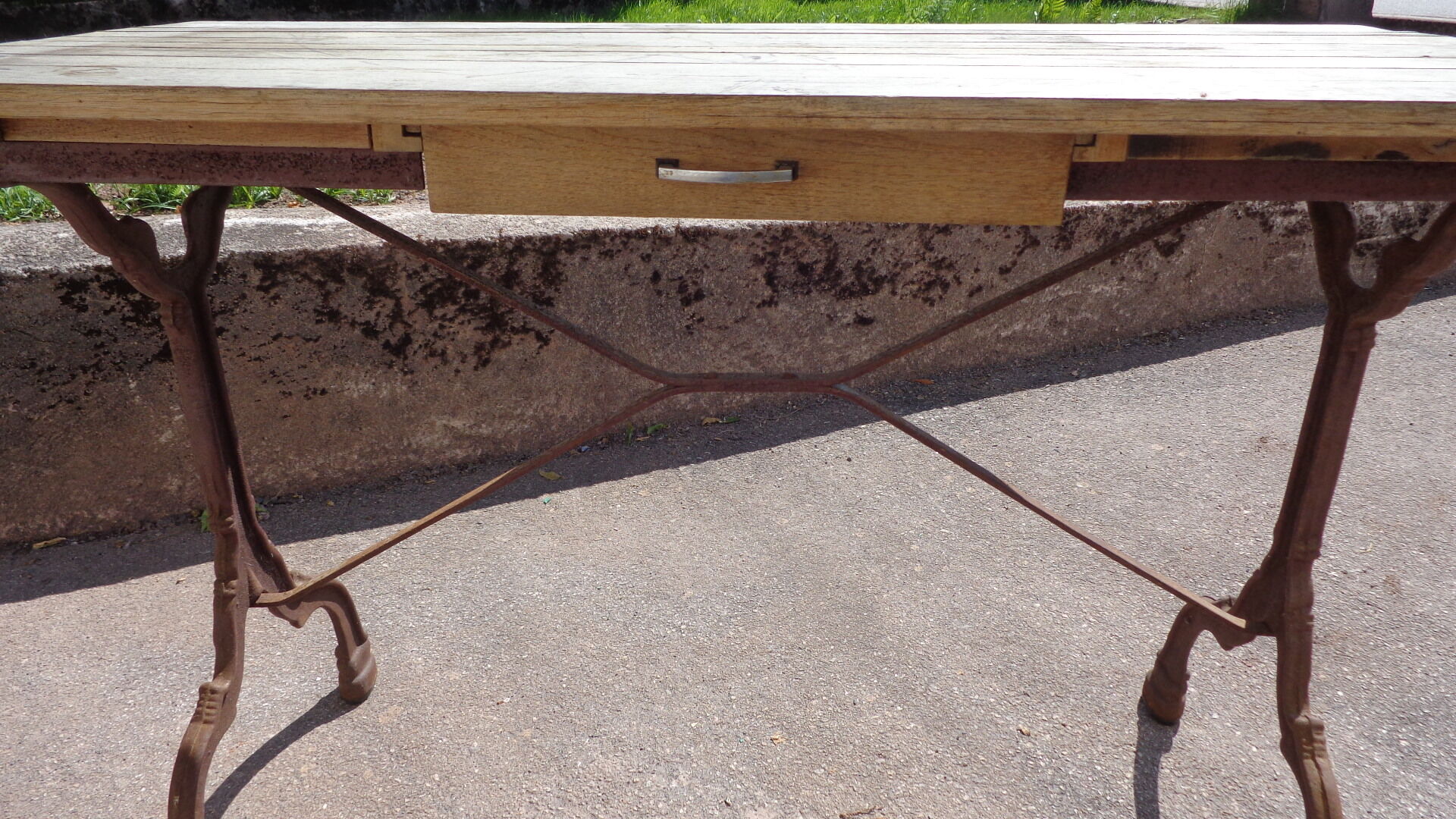 Bistro table, cast iron legs