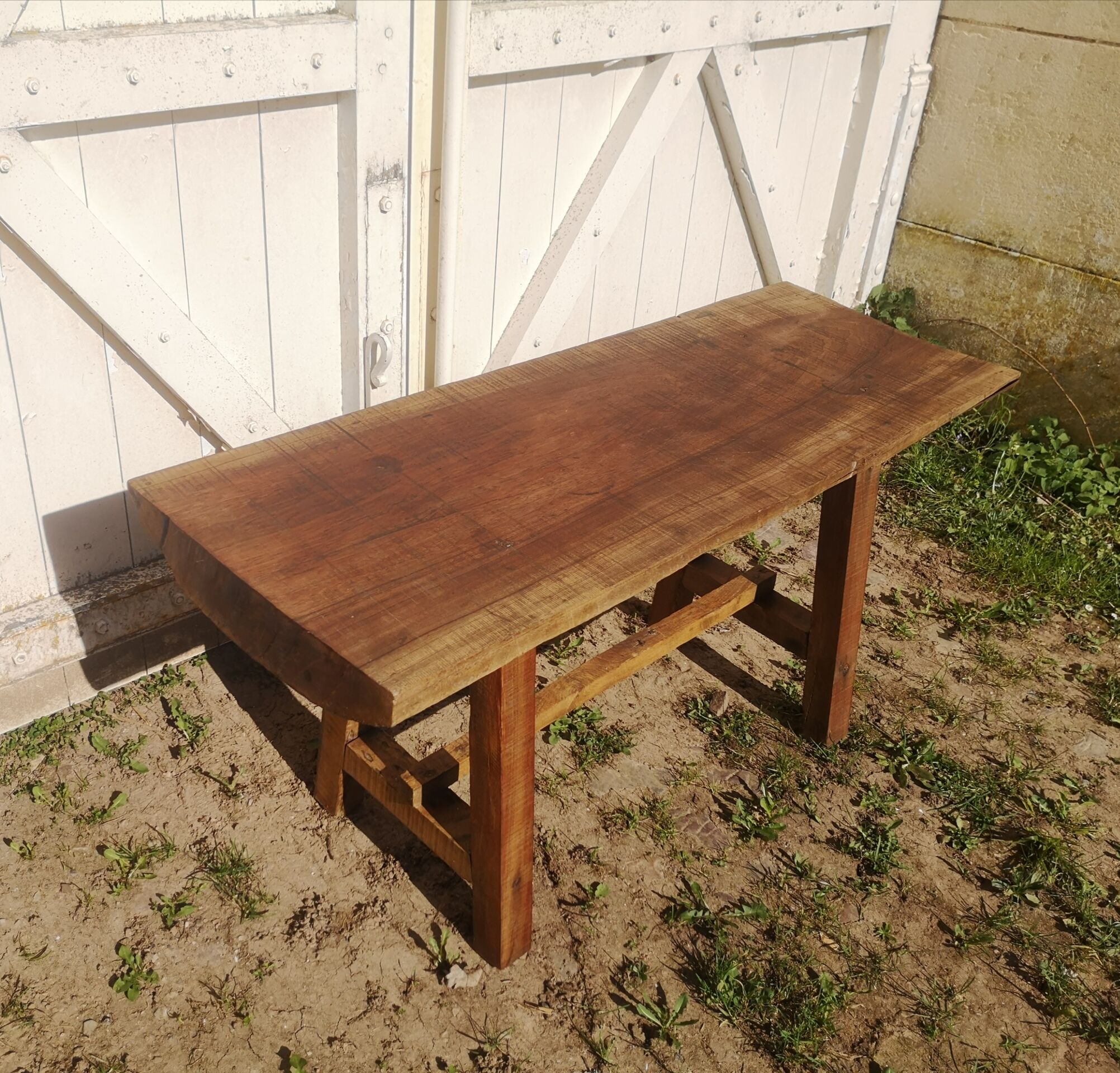 Firm-style coffee table