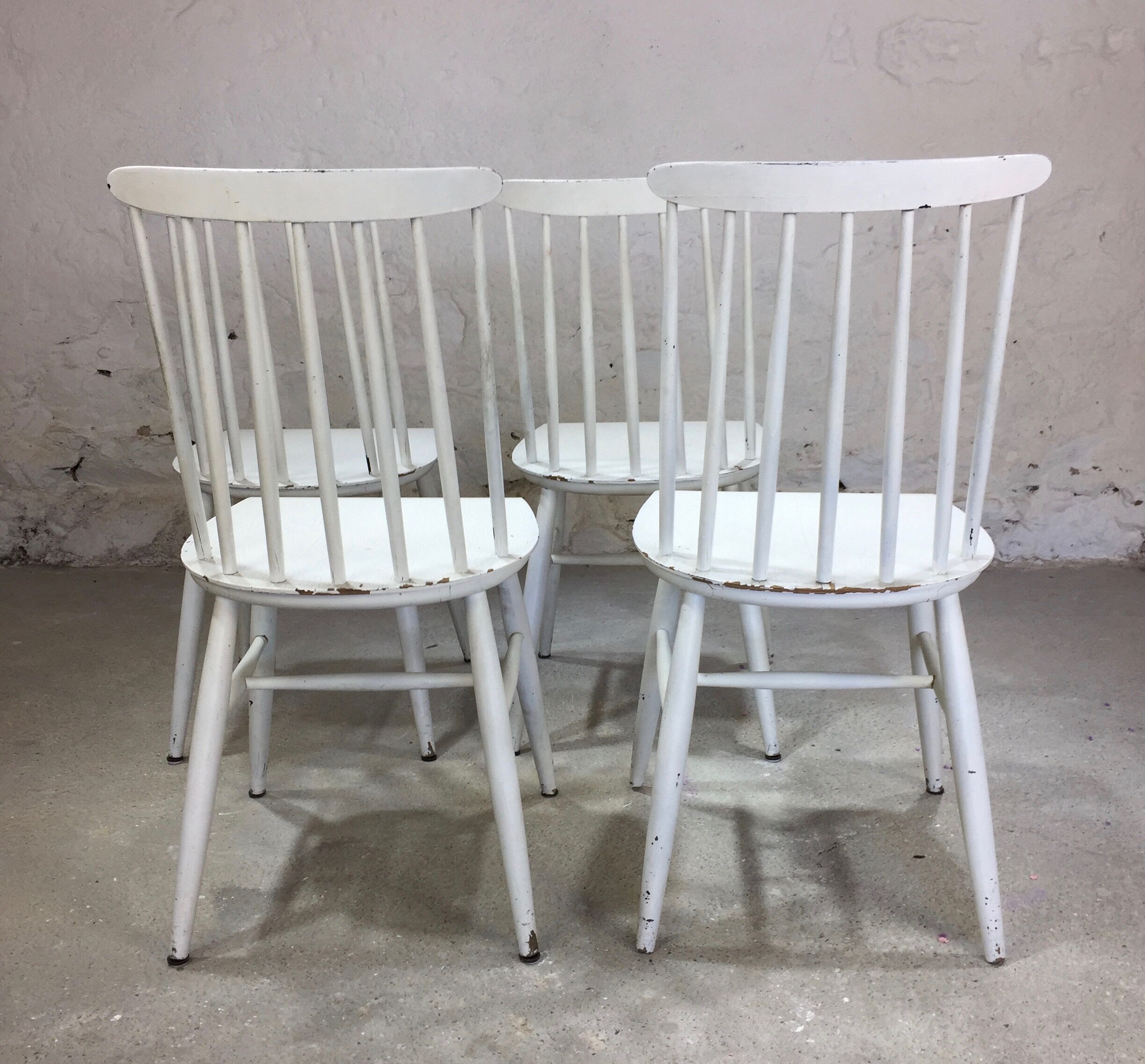Lot of 4 white wooden chairs