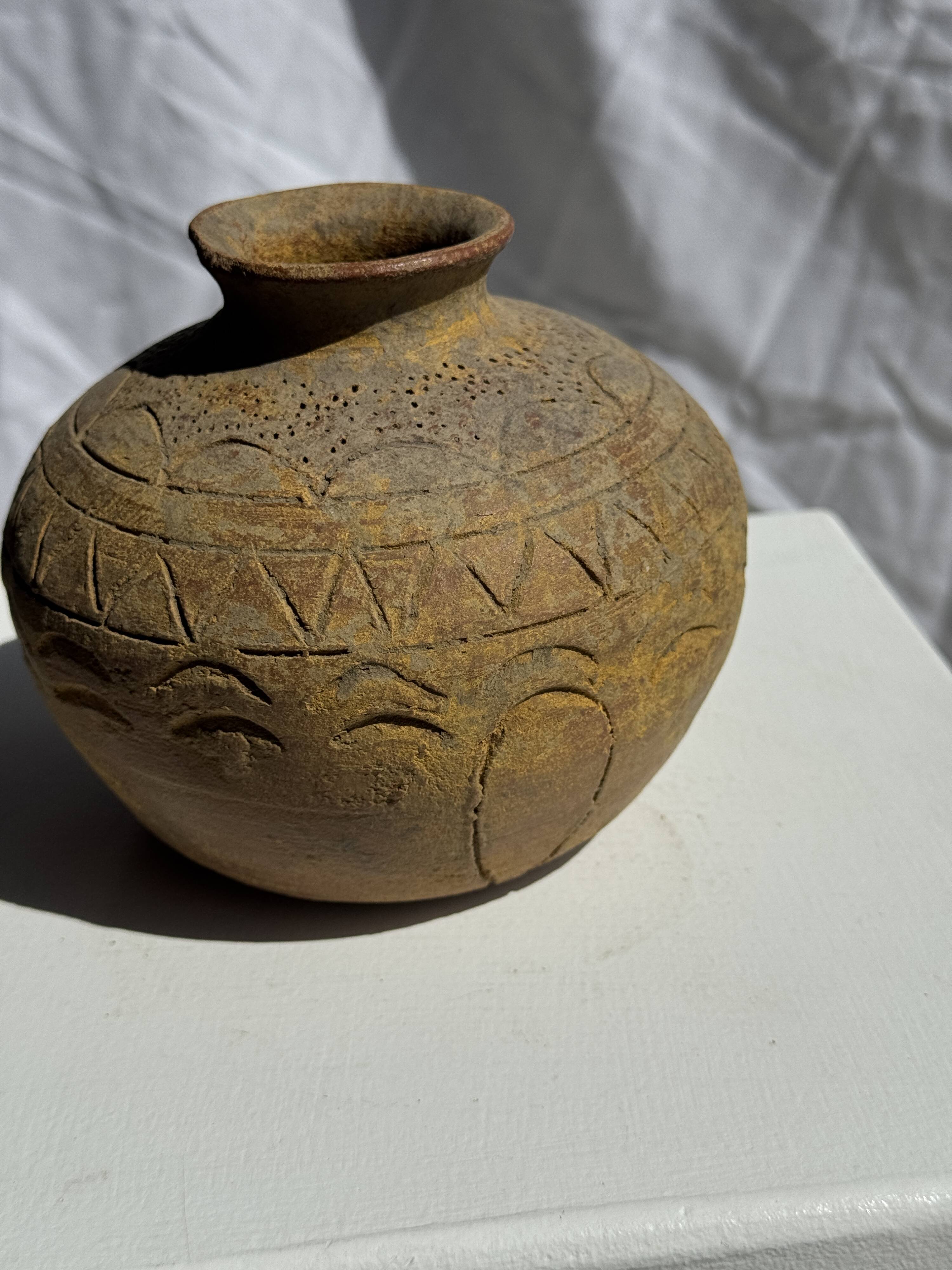 Small round ancient vase in engraved terracotta, Indonesian polychromy H10 D1